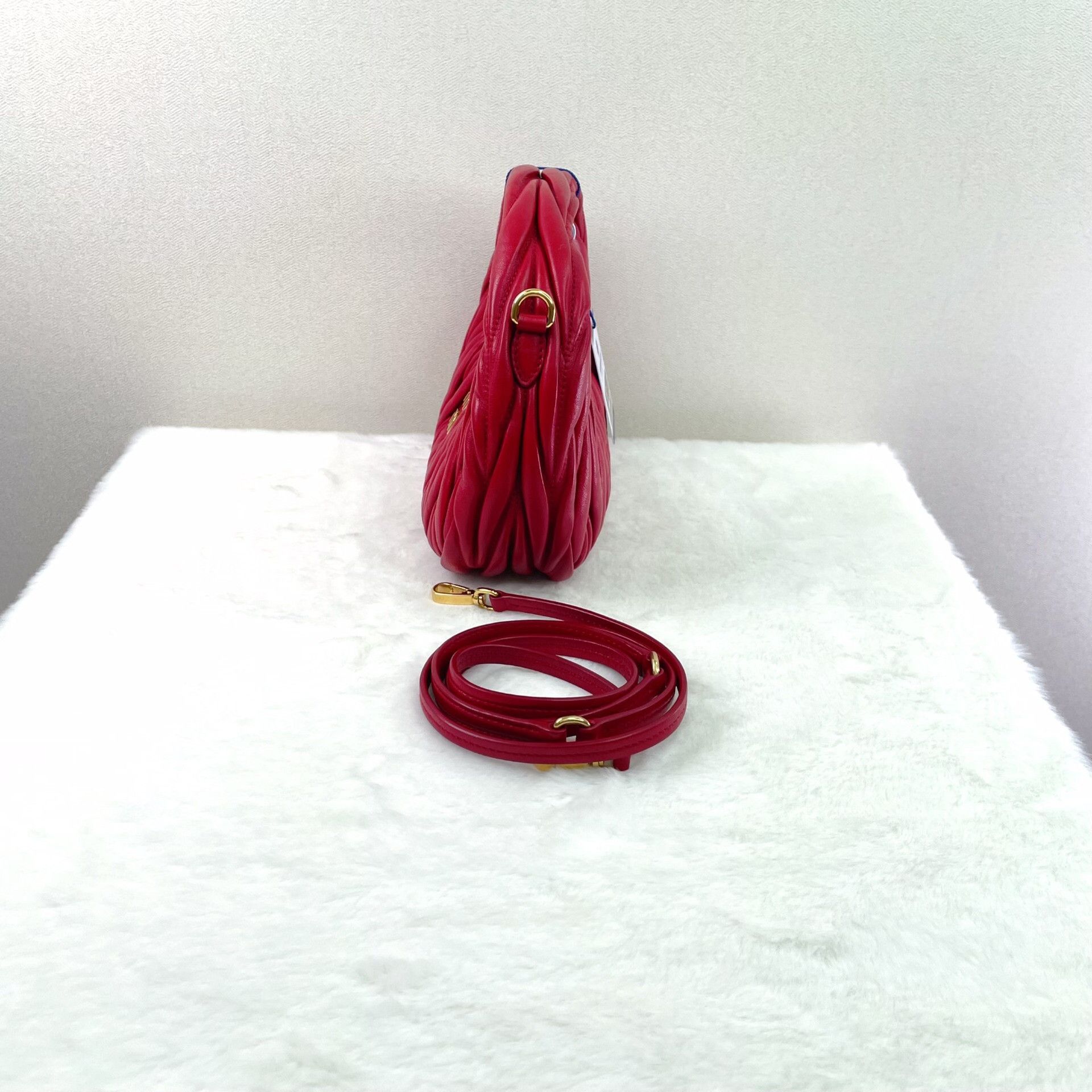 Miu Miu Miu Miu Wander Red Hobo Bag Size ONE SIZE - 3 Thumbnail