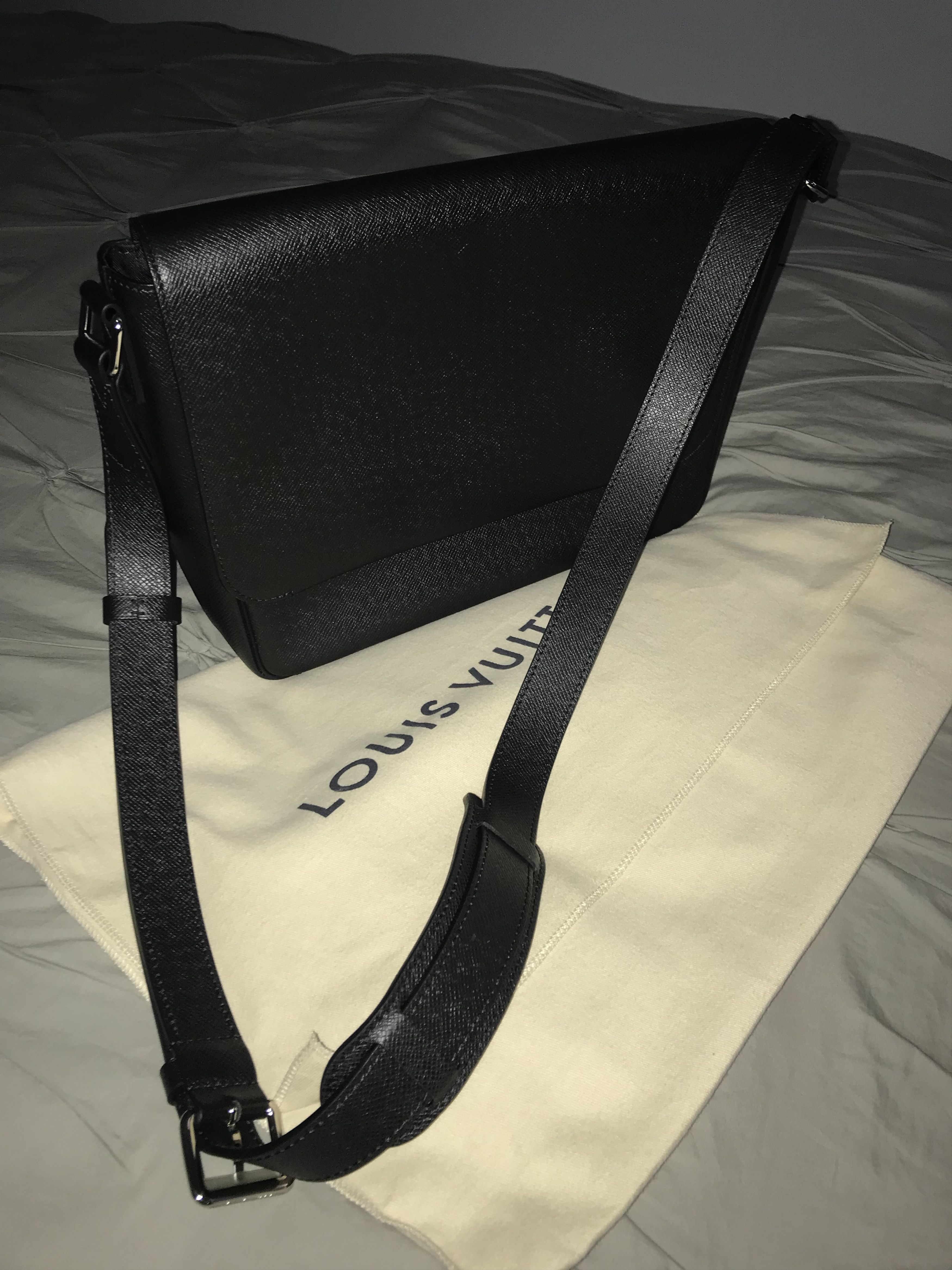 Louis Vuitton Louis Vuitton ROMAN MESSENGER MM (Taiga Noir) Size ONE SIZE - 1 Thumbnail