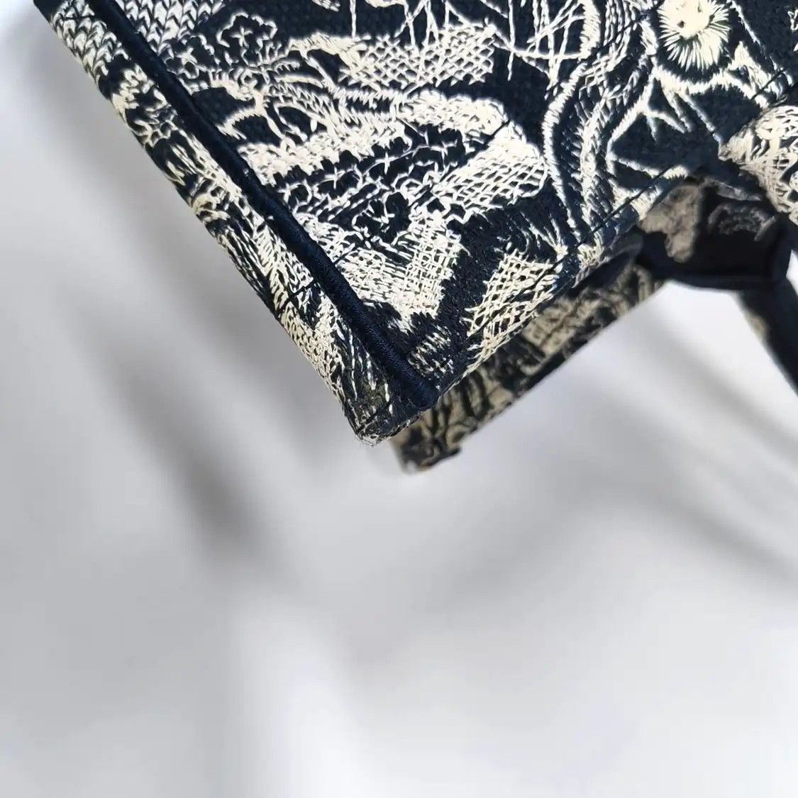 Dior DIOR Book Tote Medium blue fabric embroidery handbag Size ONE SIZE - 14 Thumbnail