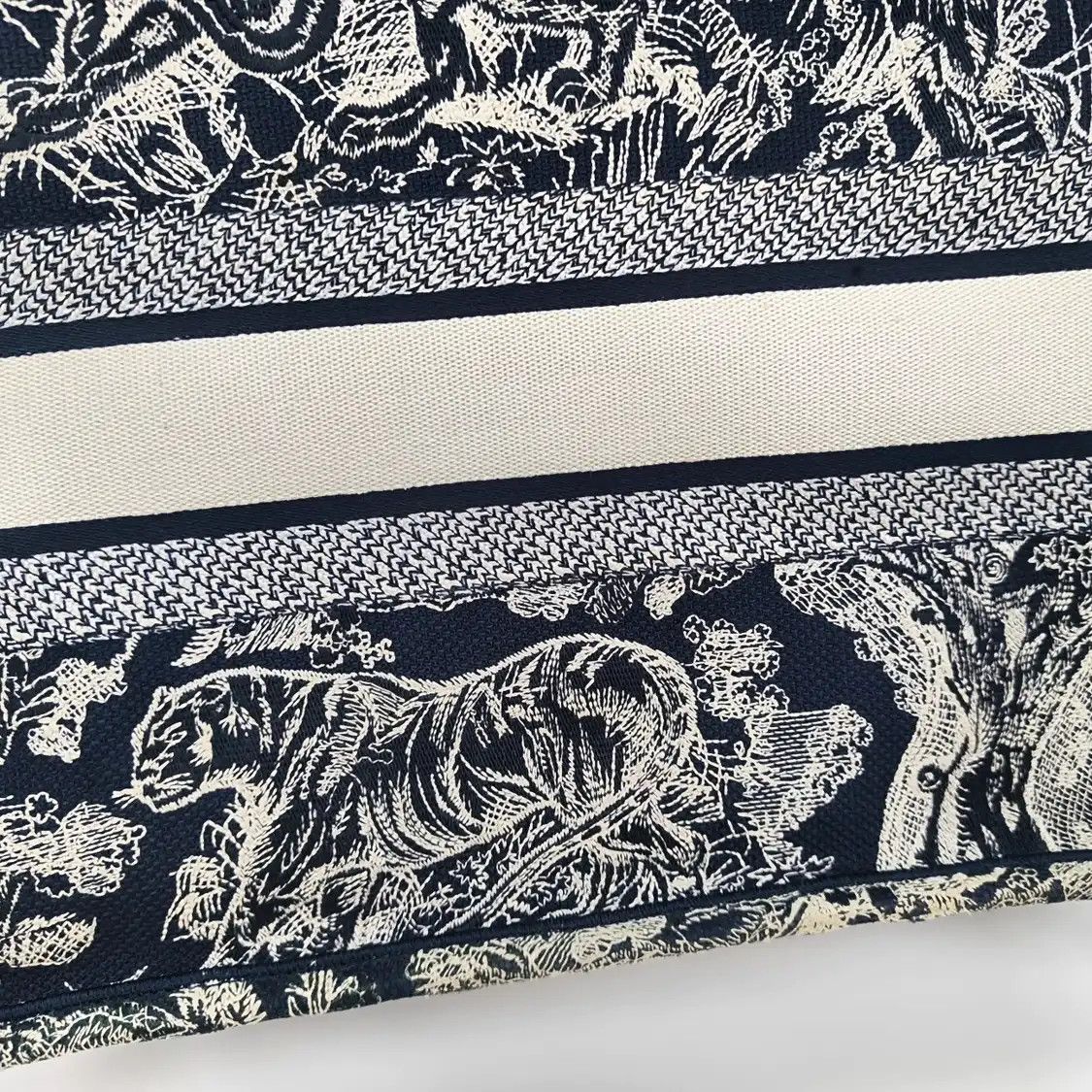 Dior DIOR Book Tote Medium blue fabric embroidery handbag Size ONE SIZE - 11 Thumbnail