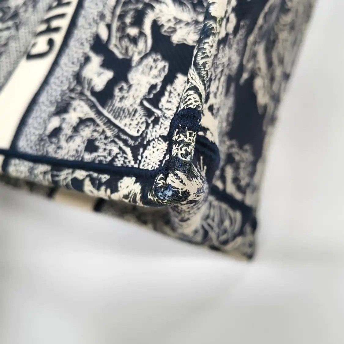 Dior DIOR Book Tote Medium blue fabric embroidery handbag Size ONE SIZE - 13 Thumbnail