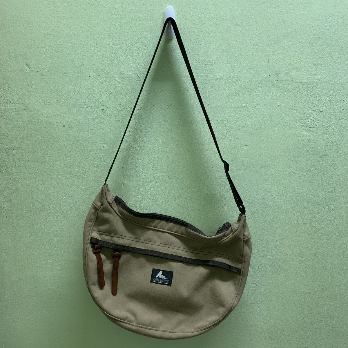 GREGORY BANANA SLING BAG . Color:GREEN Condition:9/10 Price:RM400 Made in  USA . #gregory #gregorybanana #gregorylaughin…