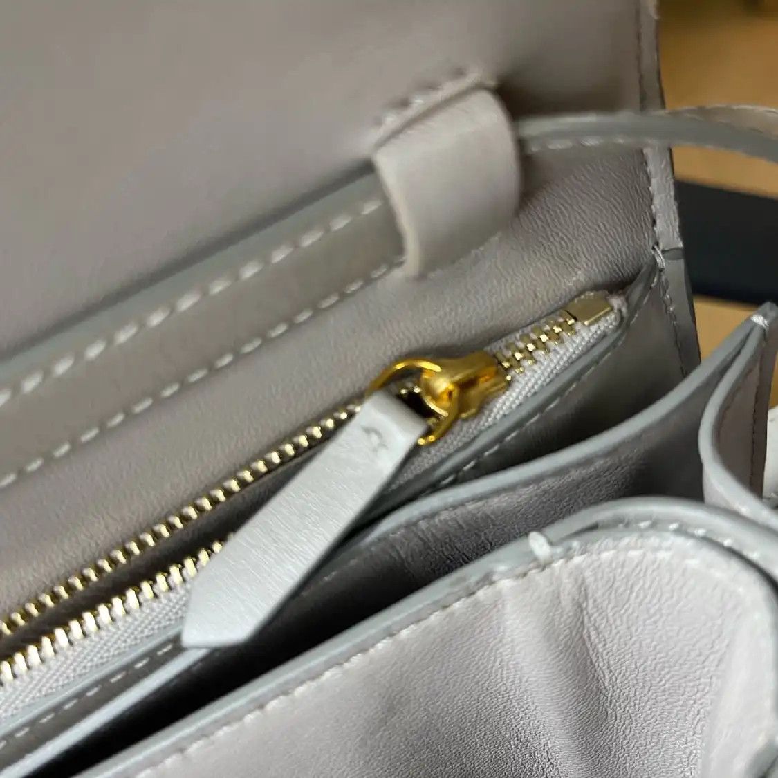 Celine CELINE CLASSIC BOX Medium grey cowhide leather tofu bag crossbody bag gold hardw Size ONE SIZE - 14 Thumbnail