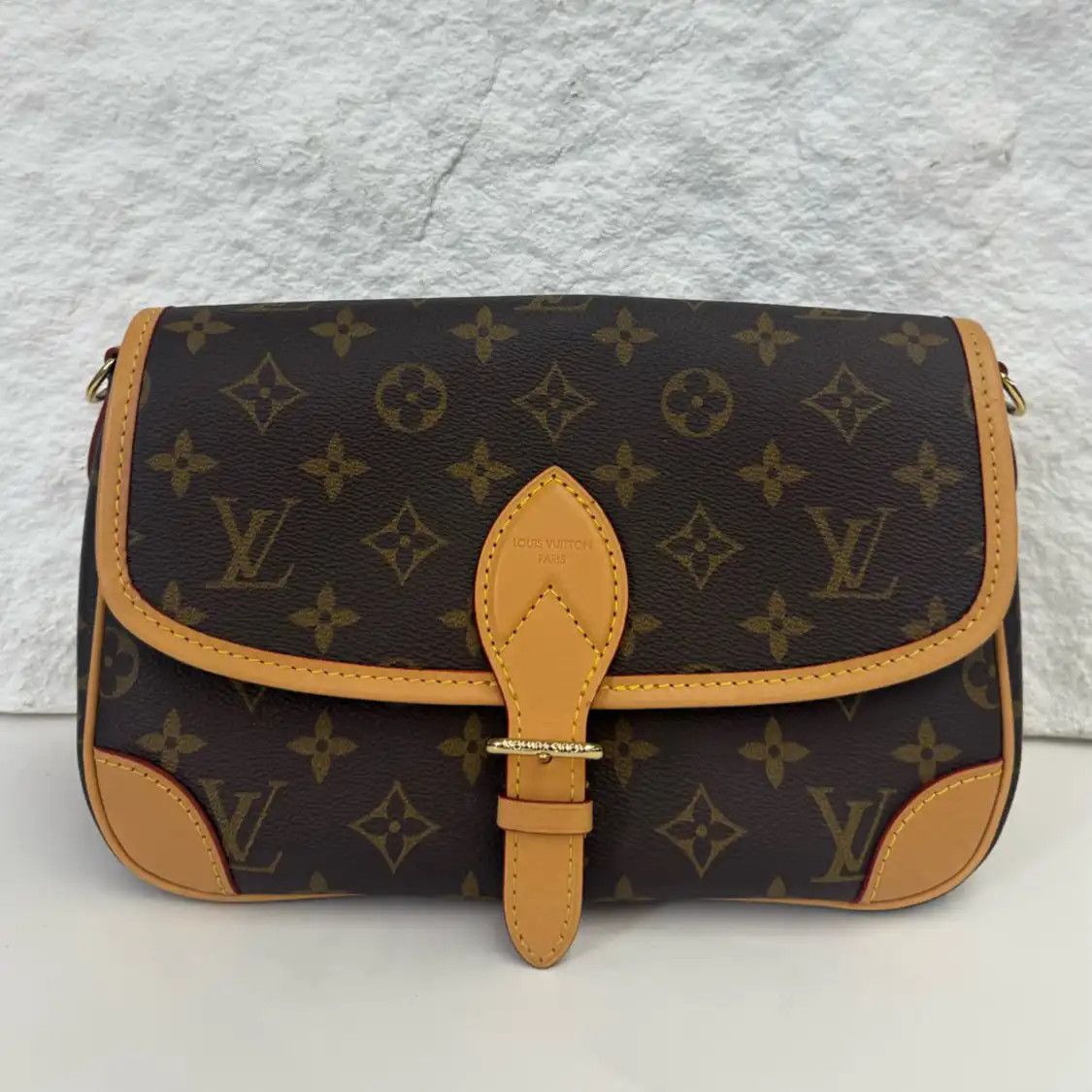 Louis Vuitton LOUIS VUITTON DIANE brown coated canvas monogram crossbody bag gold hardware Size ONE SIZE - 3 Thumbnail