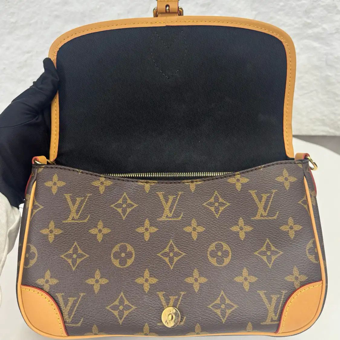 Louis Vuitton LOUIS VUITTON DIANE brown coated canvas monogram crossbody bag gold hardware Size ONE SIZE - 11 Thumbnail
