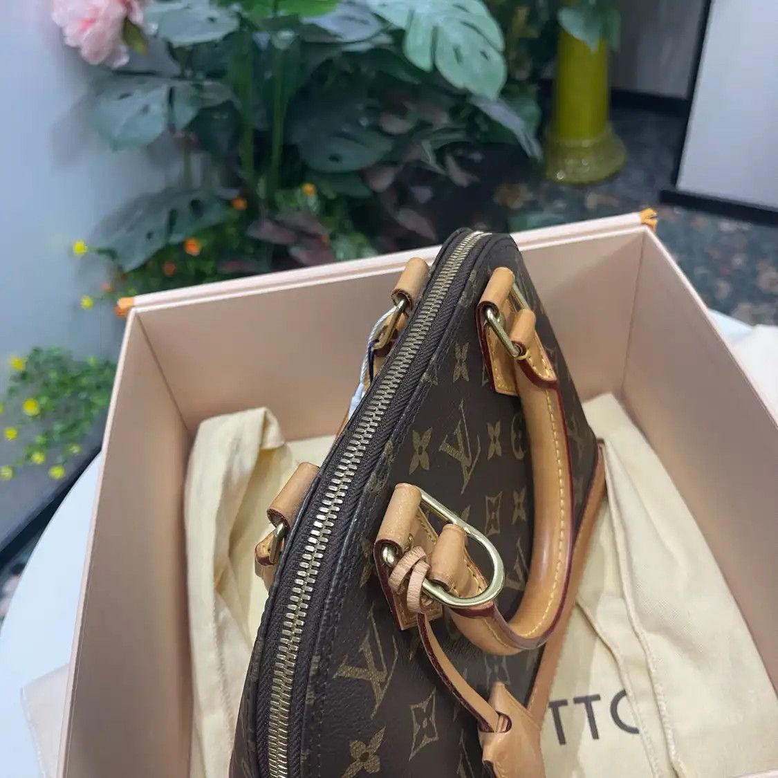 Louis Vuitton LOUIS VUITTON ALMA BB brown coated canvas monogram shell bag shoulder bag gold h Size ONE SIZE - 9 Thumbnail