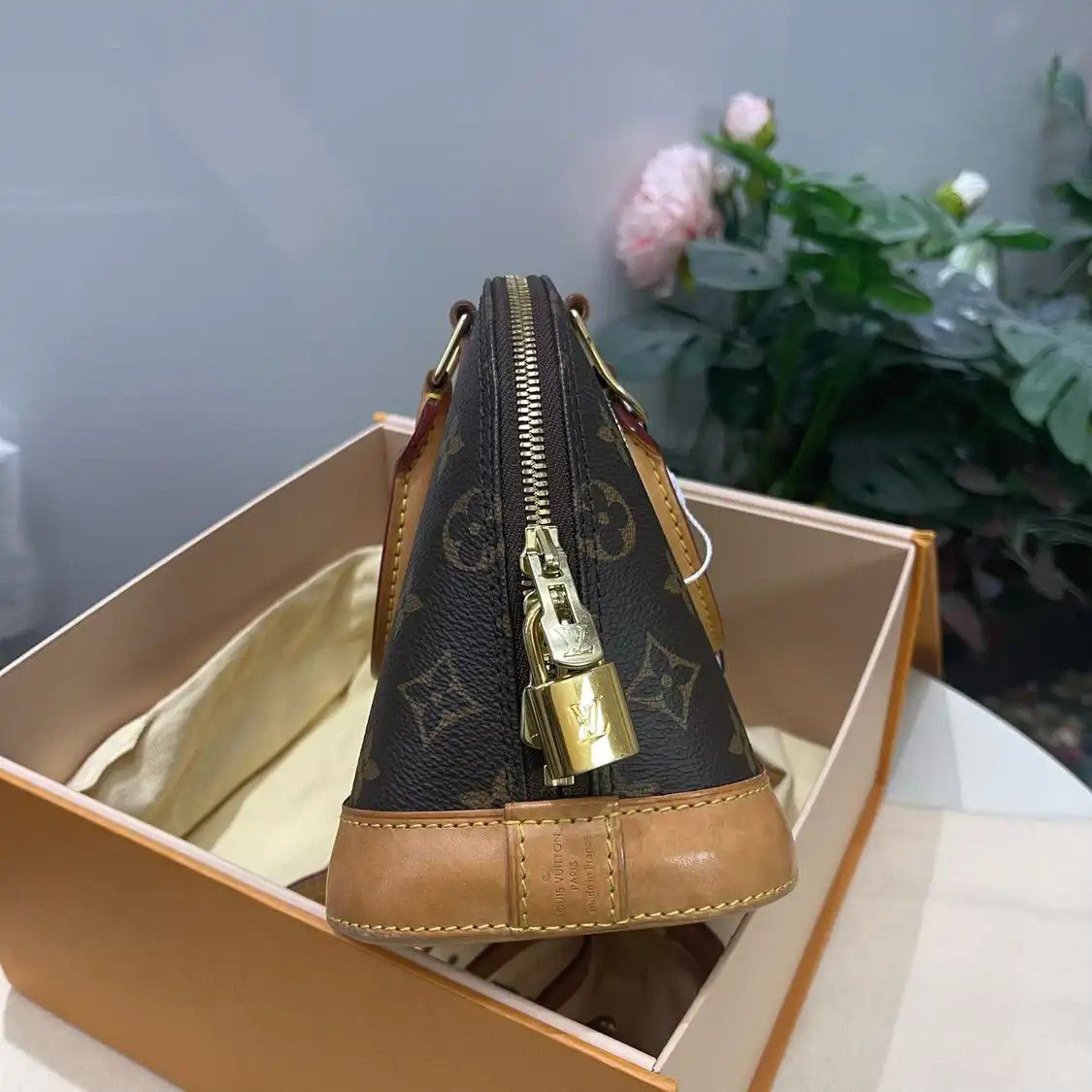 Louis Vuitton LOUIS VUITTON ALMA BB brown coated canvas monogram shell bag shoulder bag gold h Size ONE SIZE - 4 Thumbnail