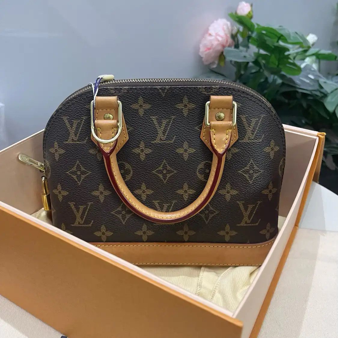 Louis Vuitton LOUIS VUITTON ALMA BB brown coated canvas monogram shell bag shoulder bag gold h Size ONE SIZE - 5 Thumbnail