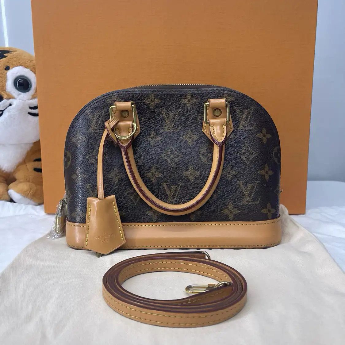 Louis Vuitton LOUIS VUITTON ALMA BB brown coated canvas monogram shell bag shoulder bag gold h Size ONE SIZE - 2 Thumbnail