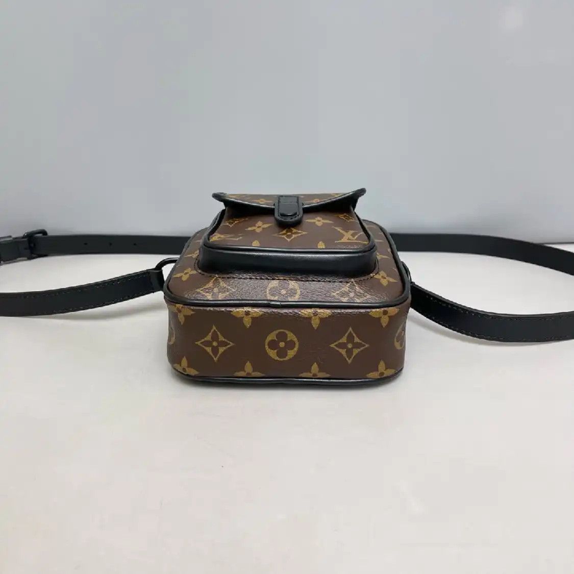 Louis Vuitton LOUIS VUITTON CHRISTOPHER brown coated canvas monogram camera bag crossbody bag Size ONE SIZE - 6 Thumbnail