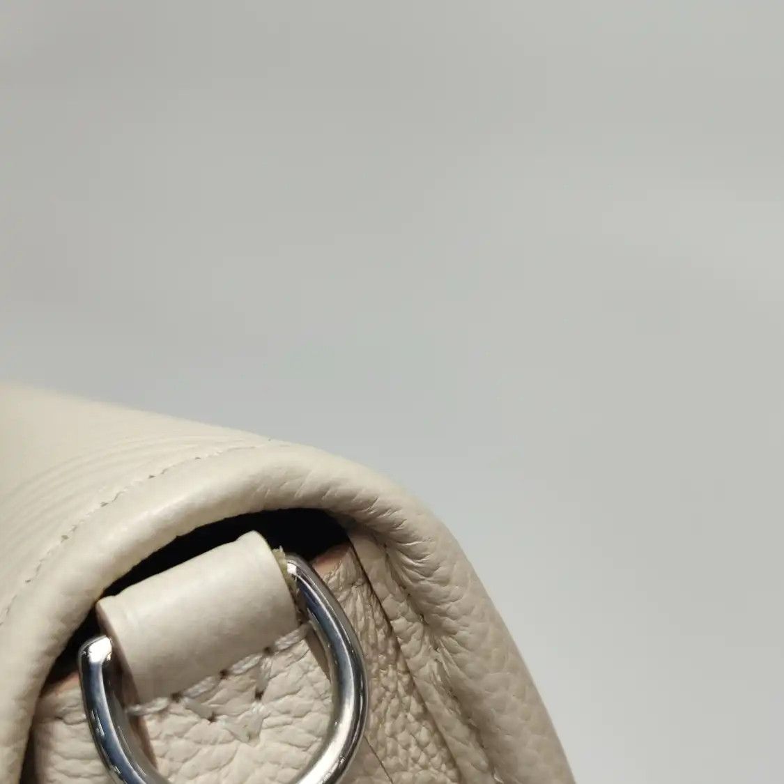 Louis Vuitton LOUIS VUITTON BUCI whiteEPI cowhide leather wave pattern shoulder bag silver har Size ONE SIZE - 17 Thumbnail
