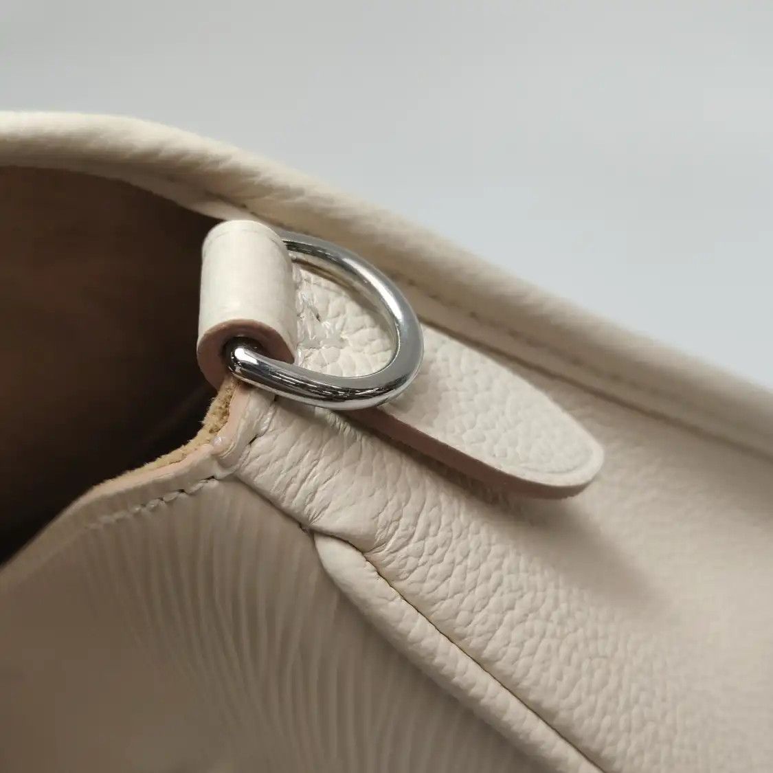 Louis Vuitton LOUIS VUITTON BUCI whiteEPI cowhide leather wave pattern shoulder bag silver har Size ONE SIZE - 20 Thumbnail