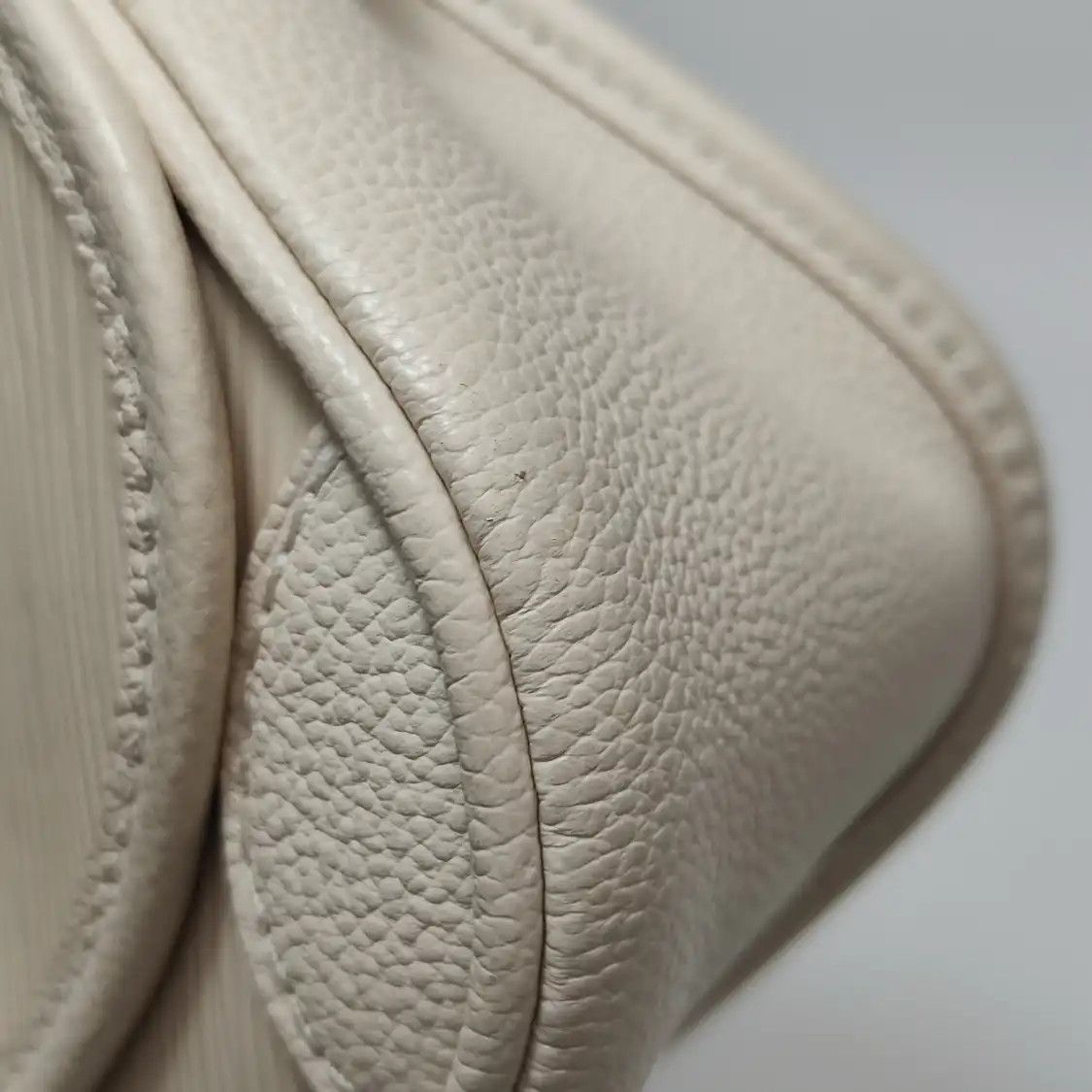 Louis Vuitton LOUIS VUITTON BUCI whiteEPI cowhide leather wave pattern shoulder bag silver har Size ONE SIZE - 18 Thumbnail