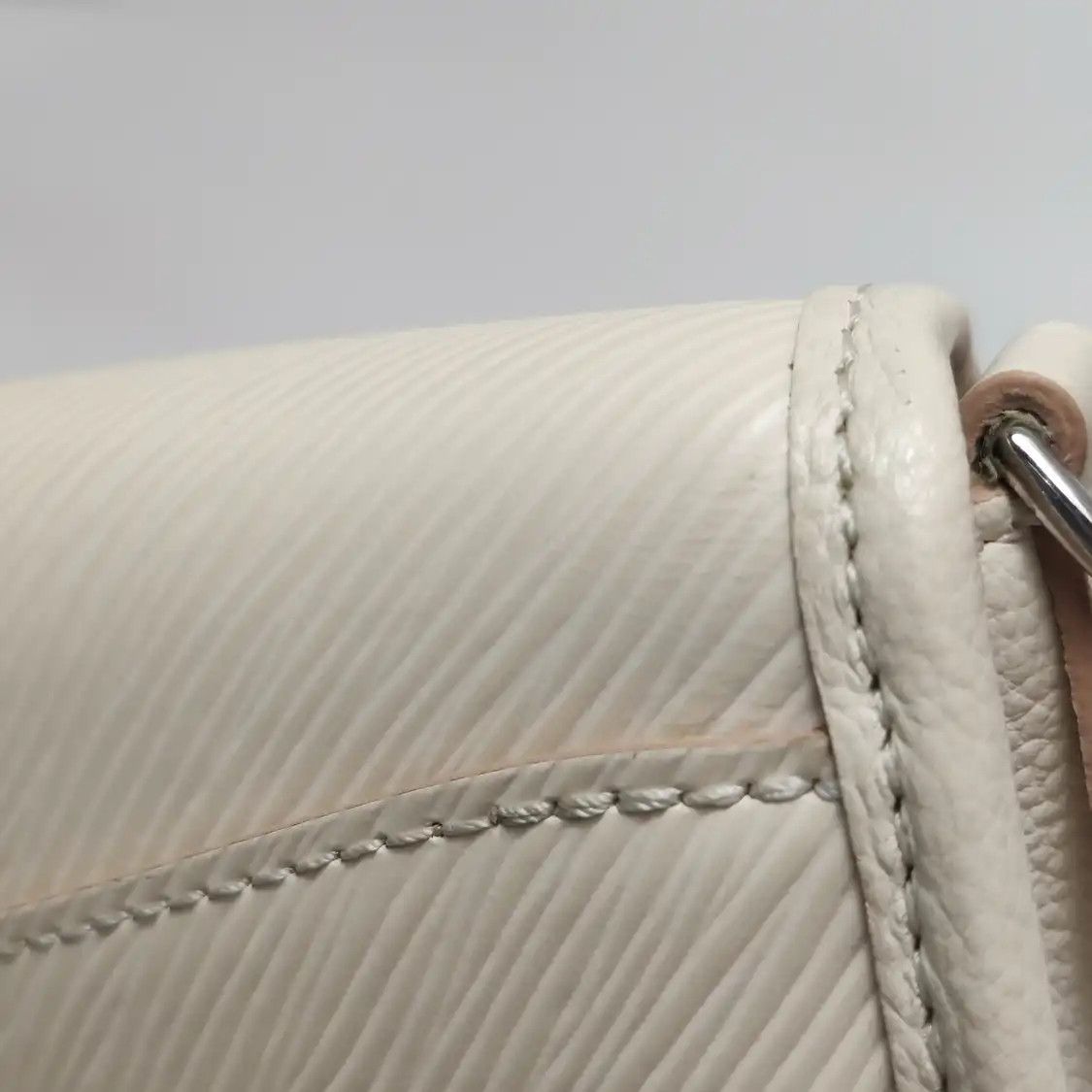 Louis Vuitton LOUIS VUITTON BUCI whiteEPI cowhide leather wave pattern shoulder bag silver har Size ONE SIZE - 16 Thumbnail