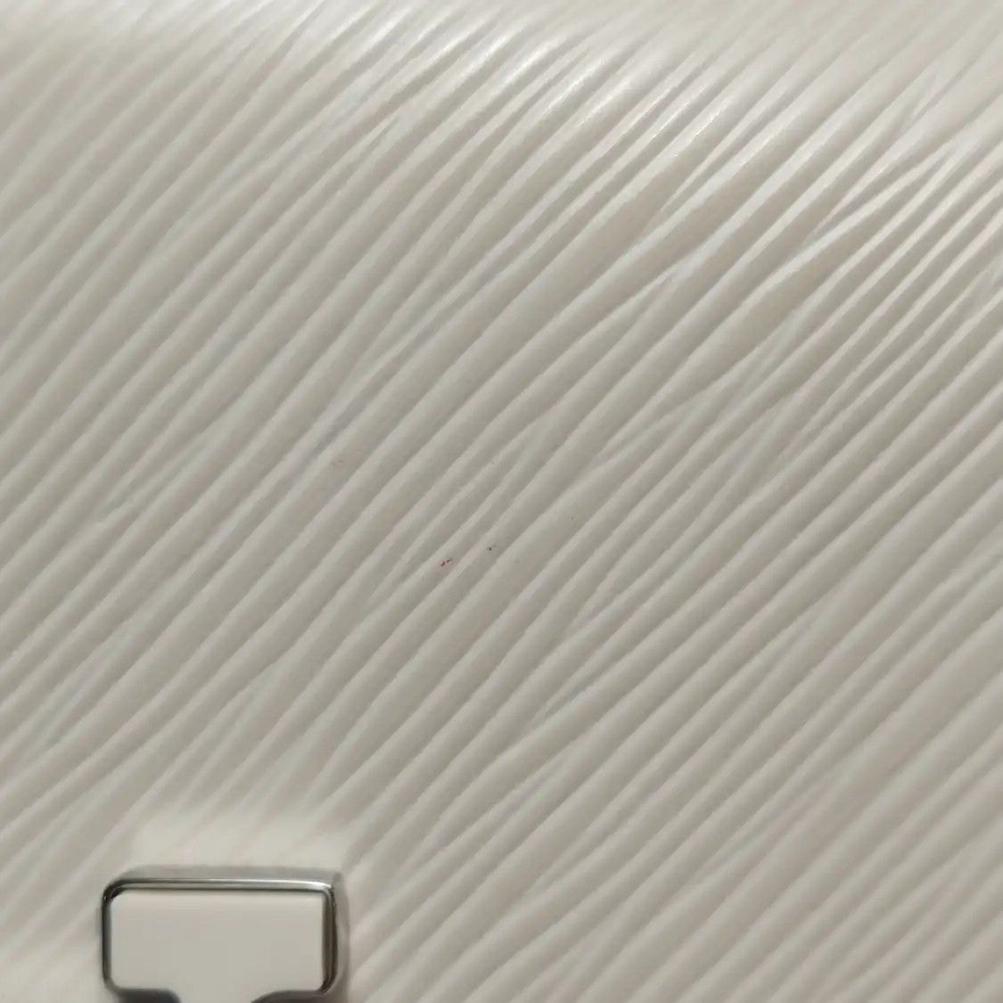 Louis Vuitton LOUIS VUITTON BUCI whiteEPI cowhide leather wave pattern shoulder bag silver har Size ONE SIZE - 15 Thumbnail