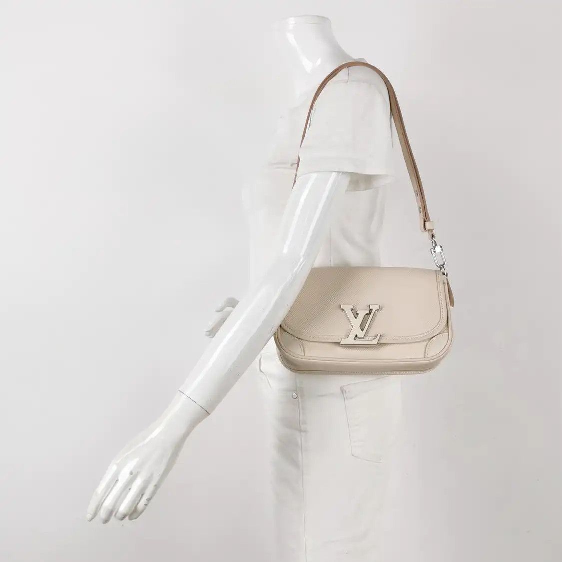 Louis Vuitton LOUIS VUITTON BUCI whiteEPI cowhide leather wave pattern shoulder bag silver har Size ONE SIZE - 3 Thumbnail