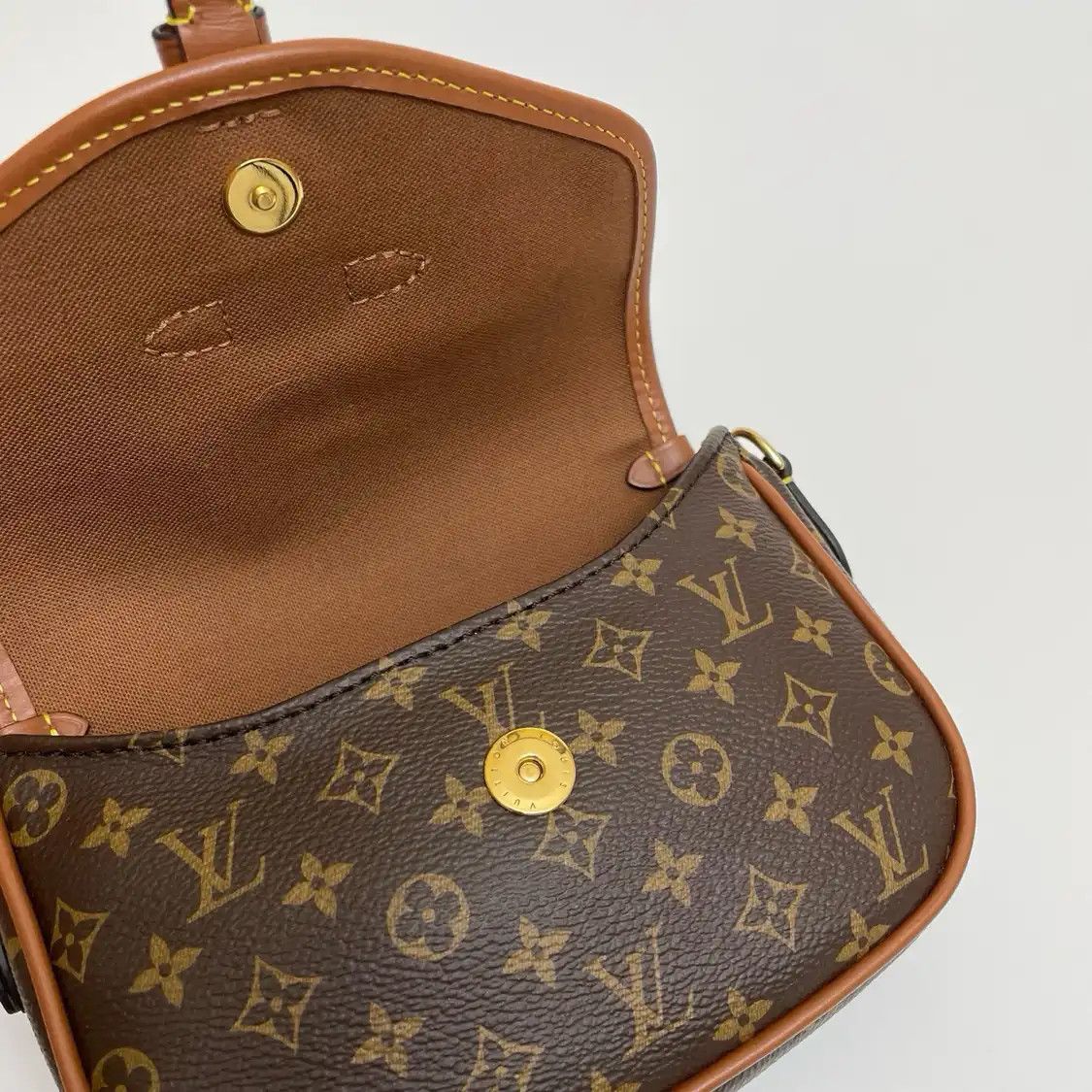 Louis Vuitton LOUIS VUITTON SAUMUR dark browncoated canvas monogram crossbody bag gold hardwar Size ONE SIZE - 9 Thumbnail