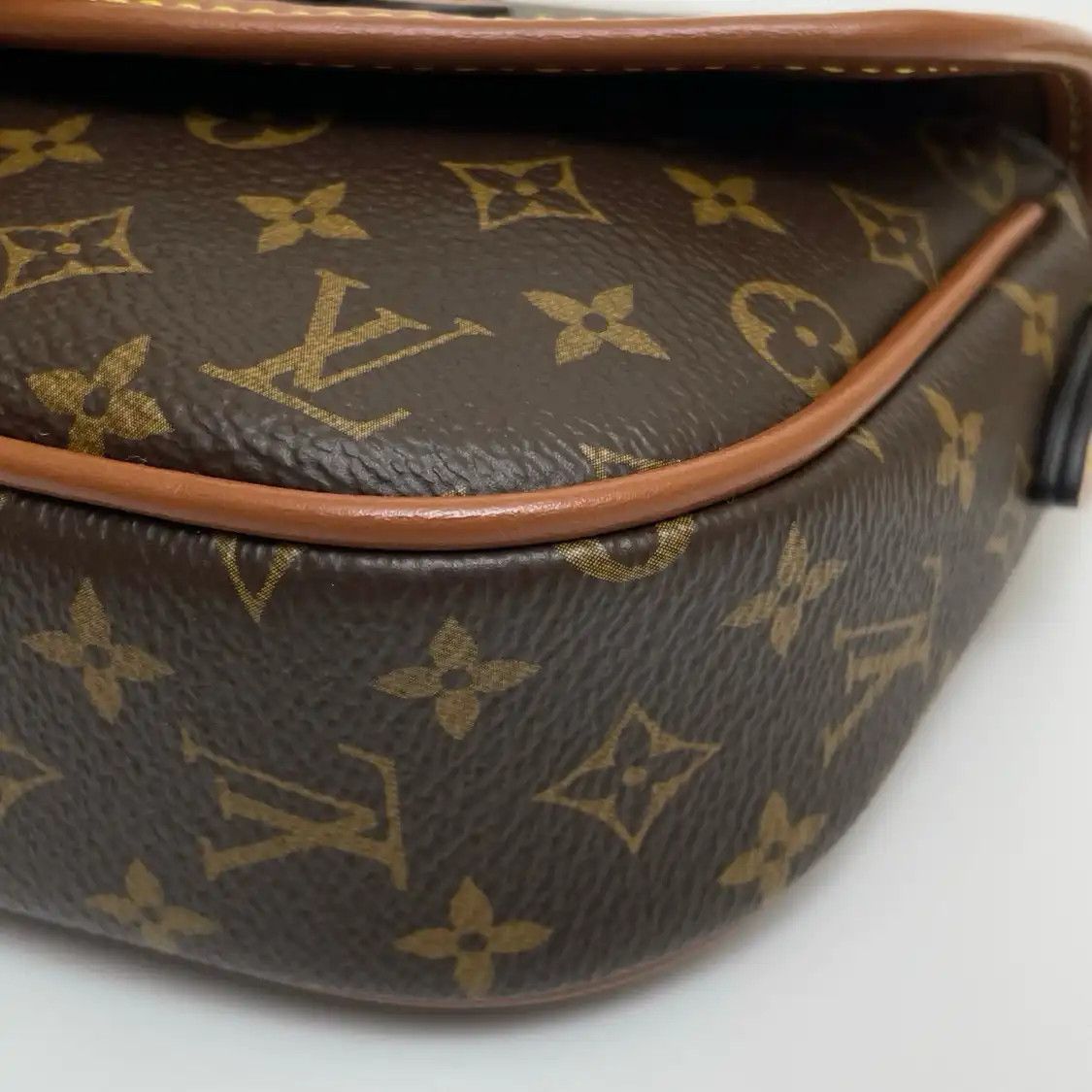 Louis Vuitton LOUIS VUITTON SAUMUR dark browncoated canvas monogram crossbody bag gold hardwar Size ONE SIZE - 6 Thumbnail