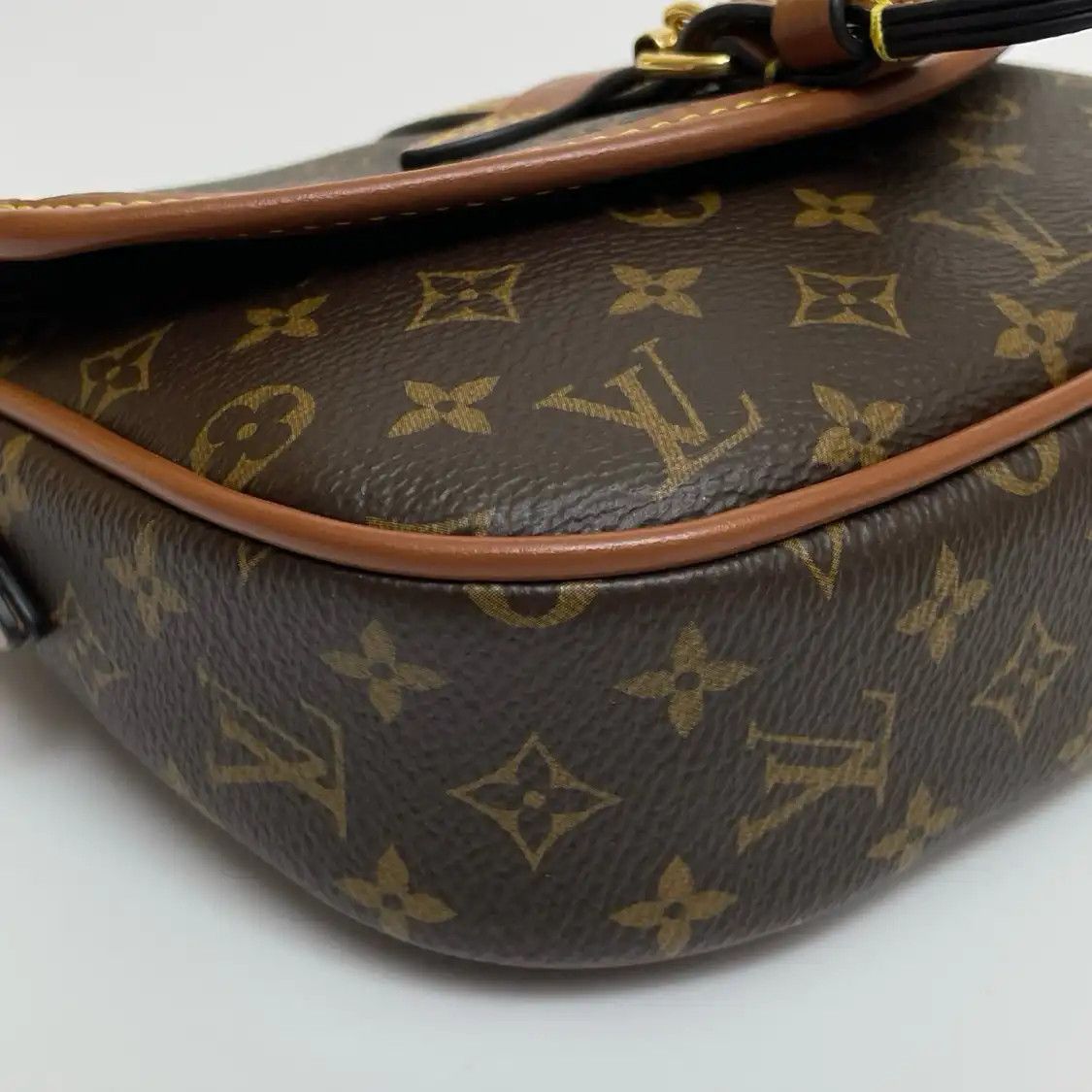 Louis Vuitton LOUIS VUITTON SAUMUR dark browncoated canvas monogram crossbody bag gold hardwar Size ONE SIZE - 5 Thumbnail