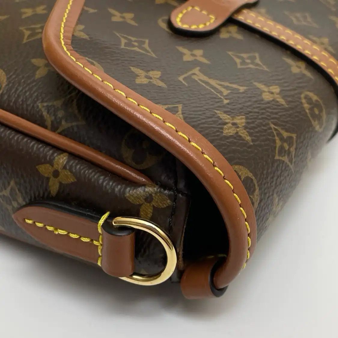 Louis Vuitton LOUIS VUITTON SAUMUR dark browncoated canvas monogram crossbody bag gold hardwar Size ONE SIZE - 7 Thumbnail