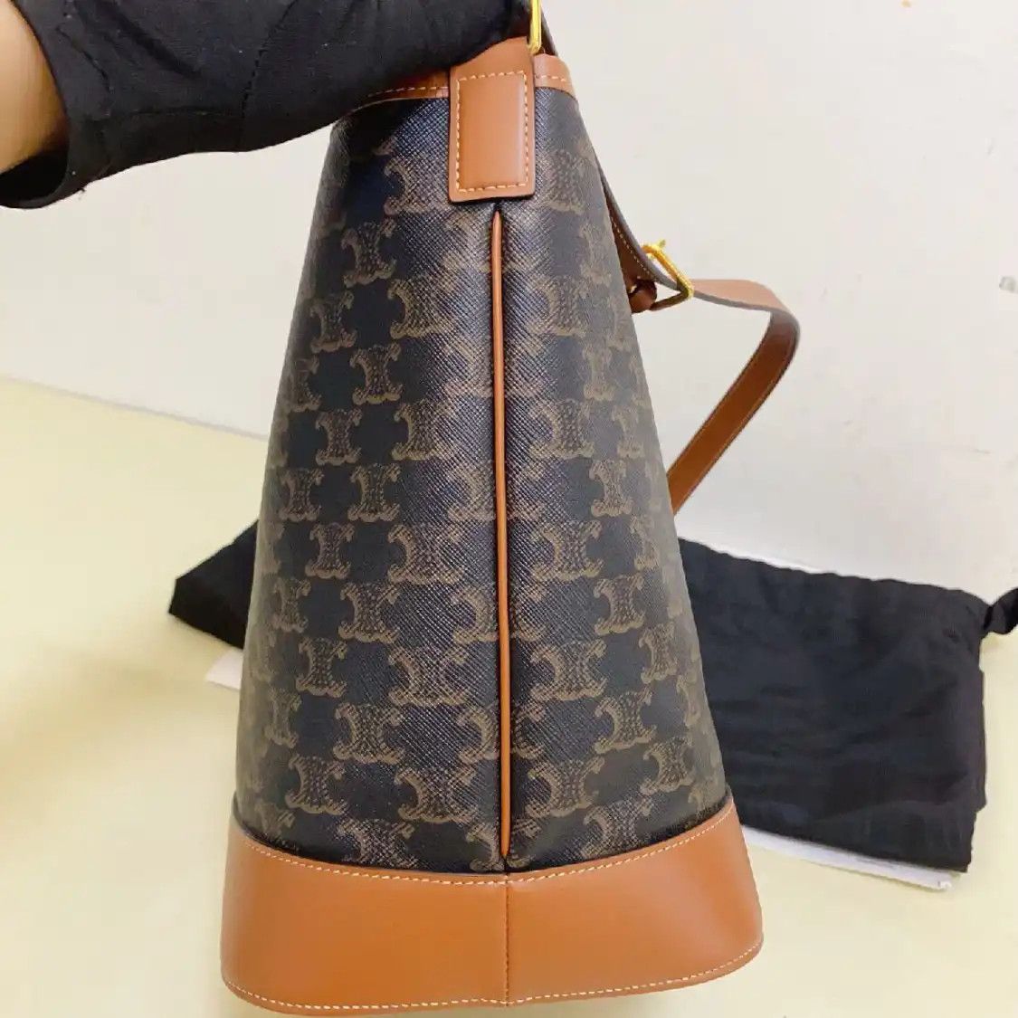 Celine CELINE bucket bag Medium dark browncoated canvas Triomphe print crossbody bag go Size ONE SIZE - 6 Thumbnail