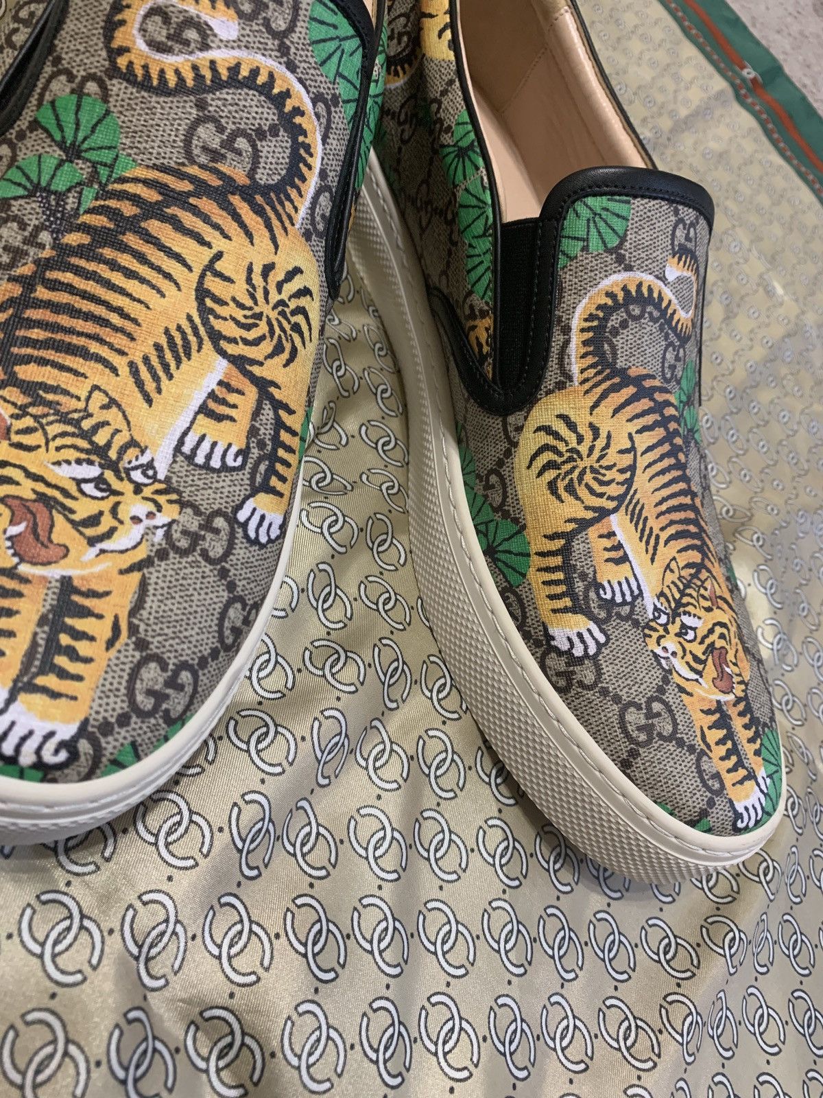 Slip on gucci tiger on sale