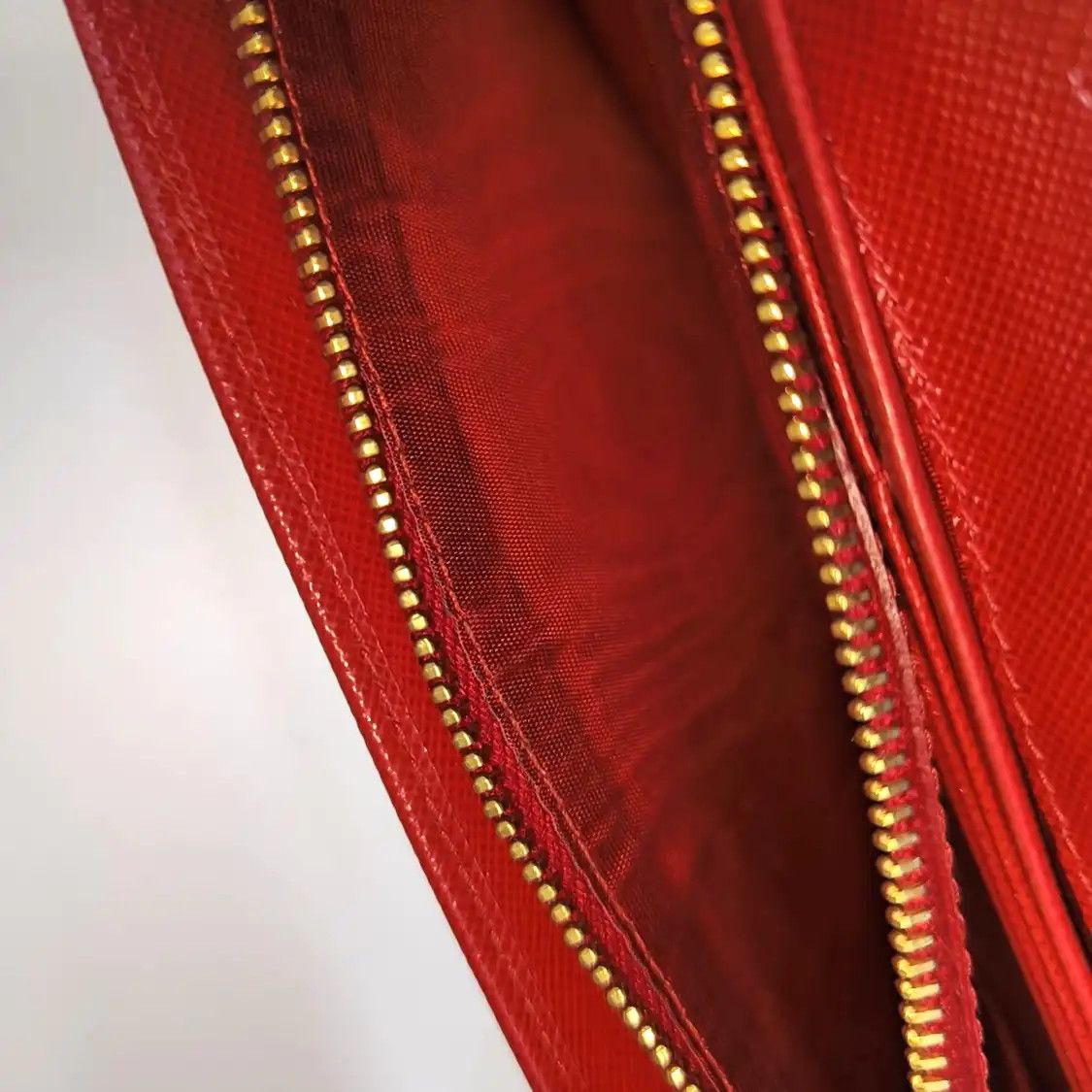 Prada PRADA red cowhide leather cross pattern wallet gold hardware Size ONE SIZE - 19 Thumbnail