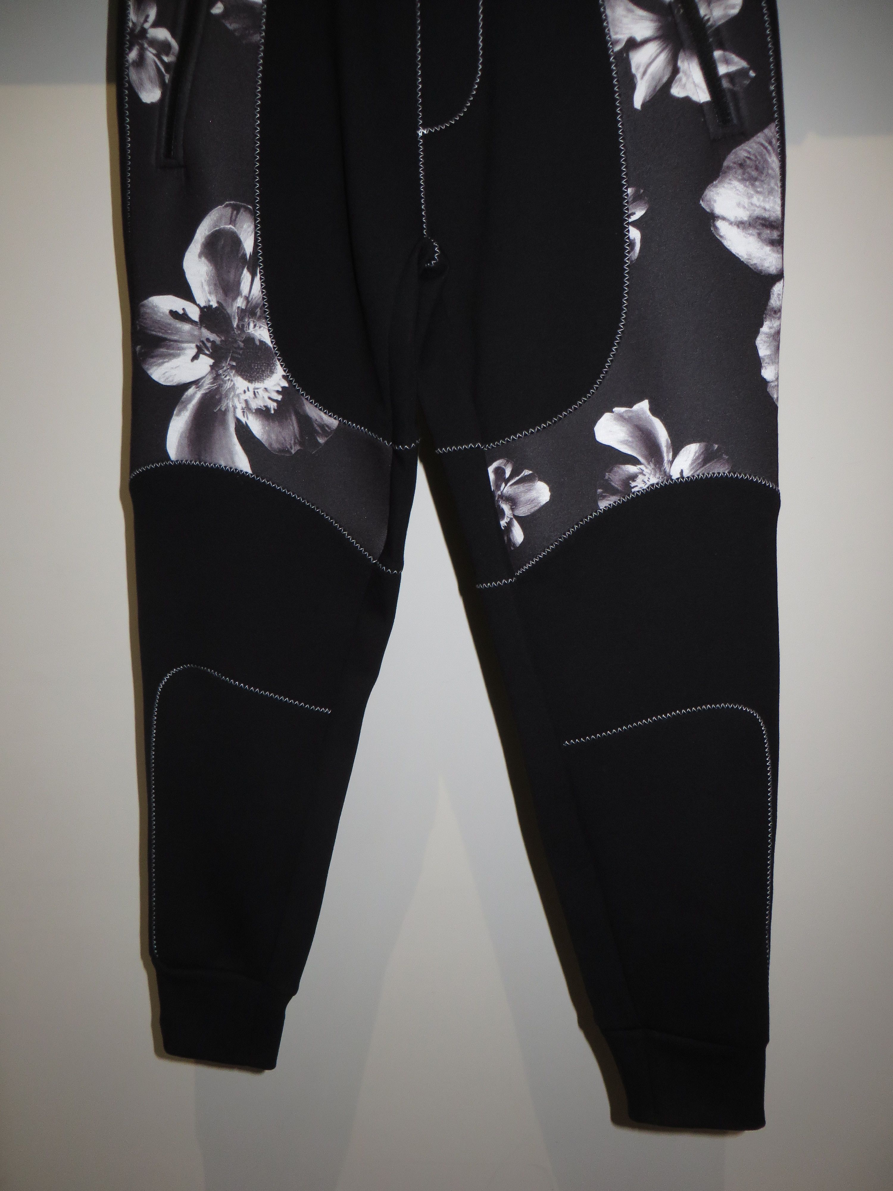 Neil Barrett Brand new* flower print neoprene sweatpants Size US 28 / EU 44 - 5 Thumbnail