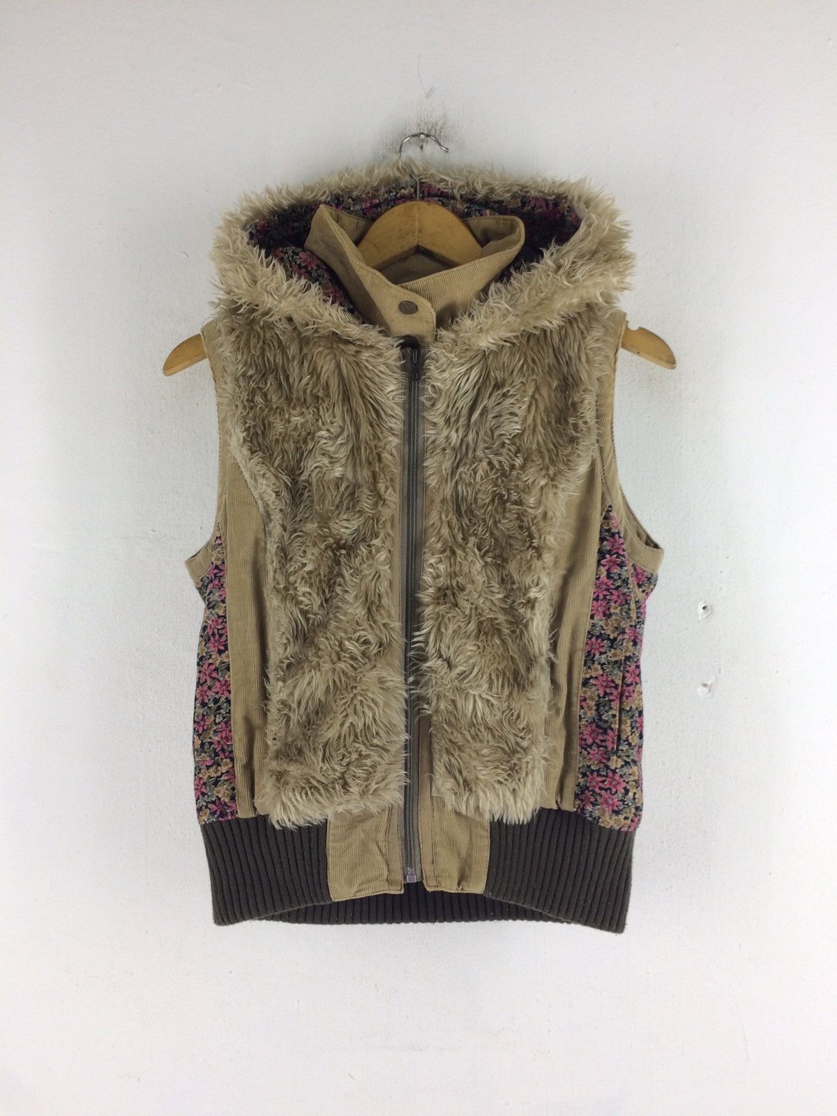 Japanese Brand LIVE IN COMFORT FUR DESIGN VEST Size US L / EU 52-54 / 3 - 2 Thumbnail
