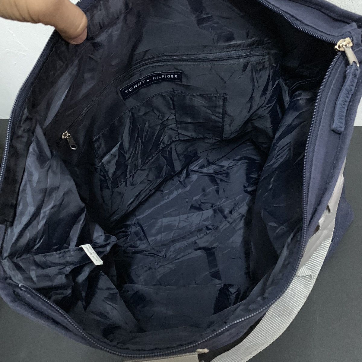 Tommy Hilfiger ⚡️‼️FAST SALE‼️⚡️Authentic Tommy Hilfiger Tote Bag Size ONE SIZE - 7 Thumbnail