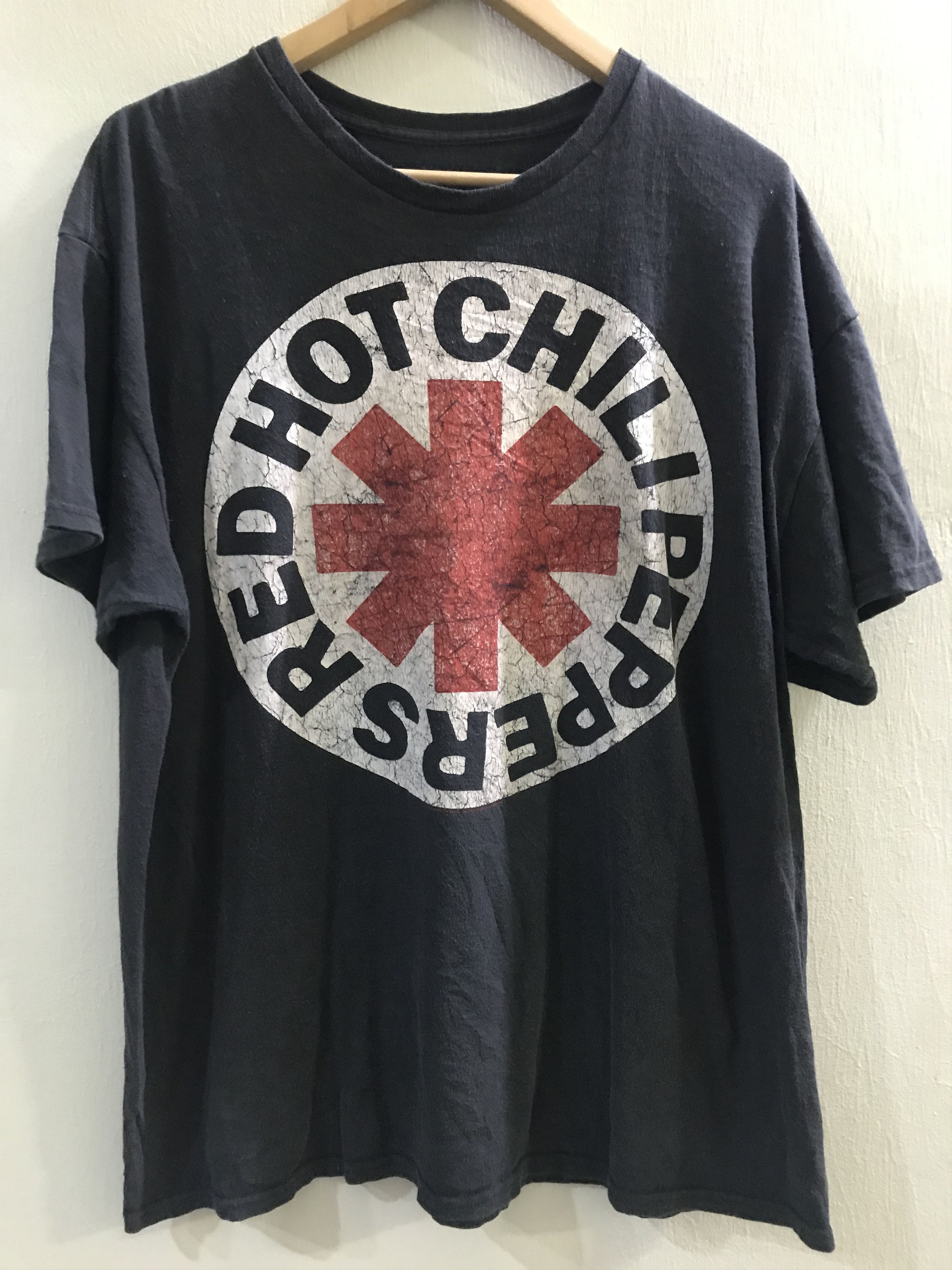 Band Tees RED HOT CHILLI PEPPERS Big Logo Rock Tour Concert Tshirt Size US XL / EU 56 / 4 - 1 Thumbnail
