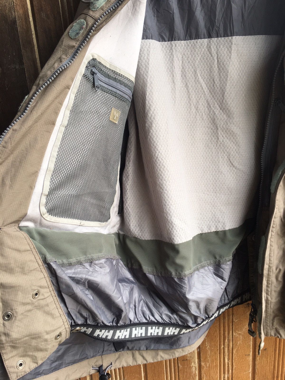 Helly Hansen Nice Design HELLY HANSEN tech adventure suits Patagonia Size US XS / EU 42 / 0 - 14 Thumbnail