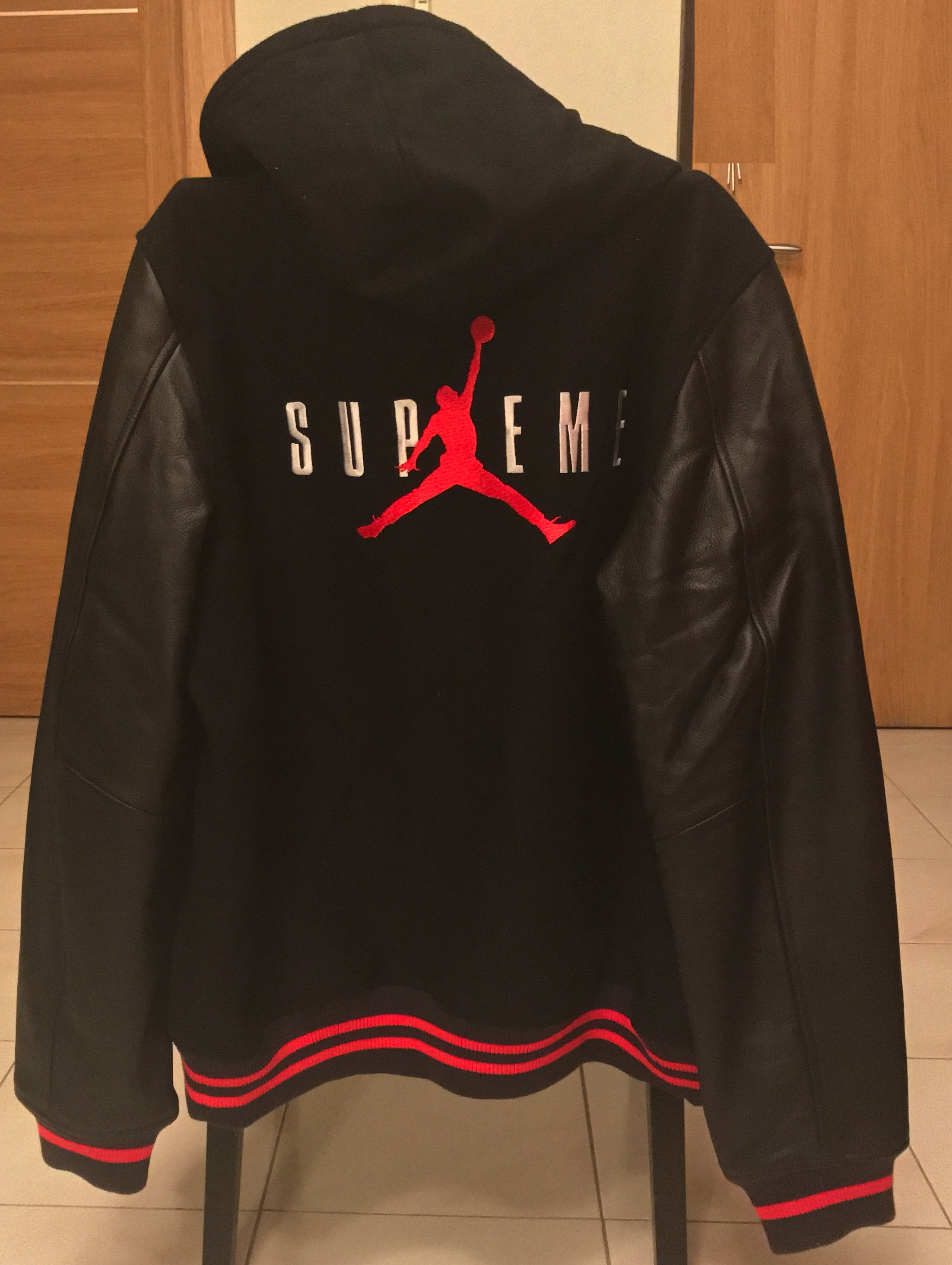 Supreme Jordanスタジャン M ブラック/レッド Okinawa Prefecture Supreme Jordan Coaches Jacket Giubbotto Jordan