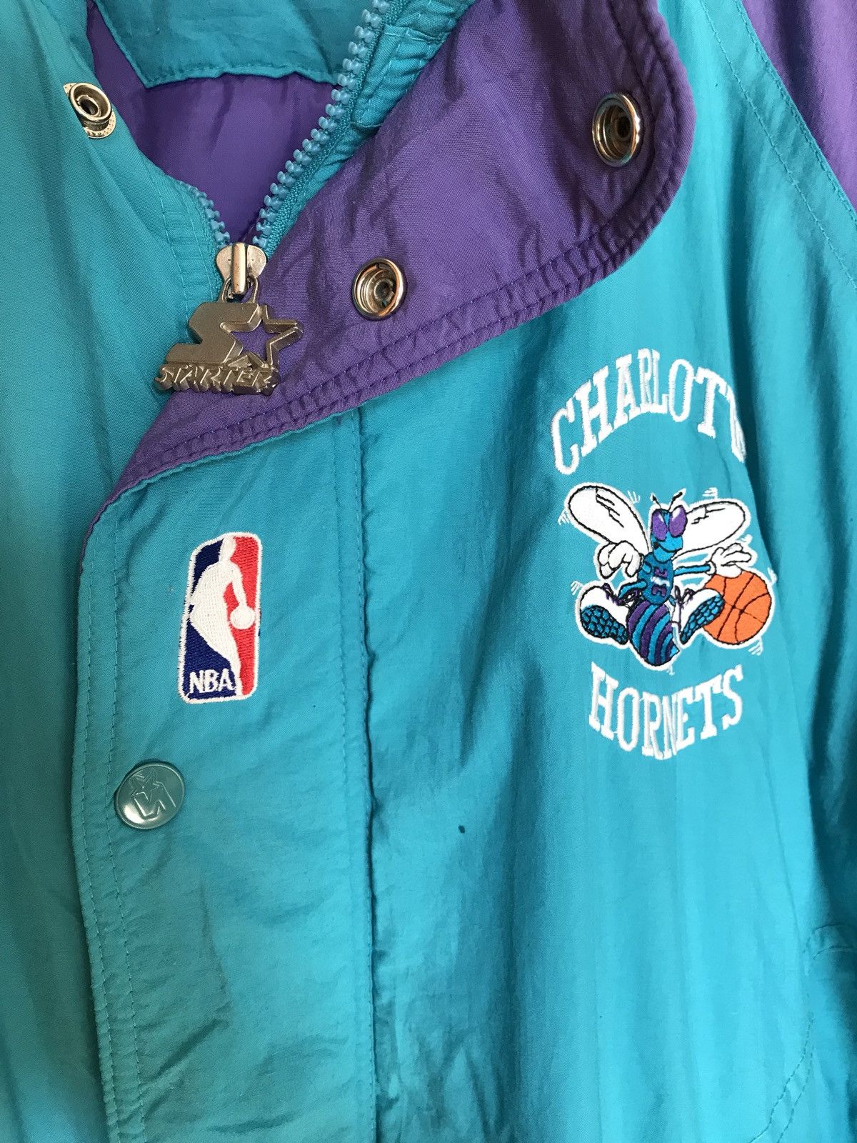 Vintage Vintage Charlotte Hornets Jacket NBA Embroidery Puffer Size US XL / EU 56 / 4 - 3 Thumbnail