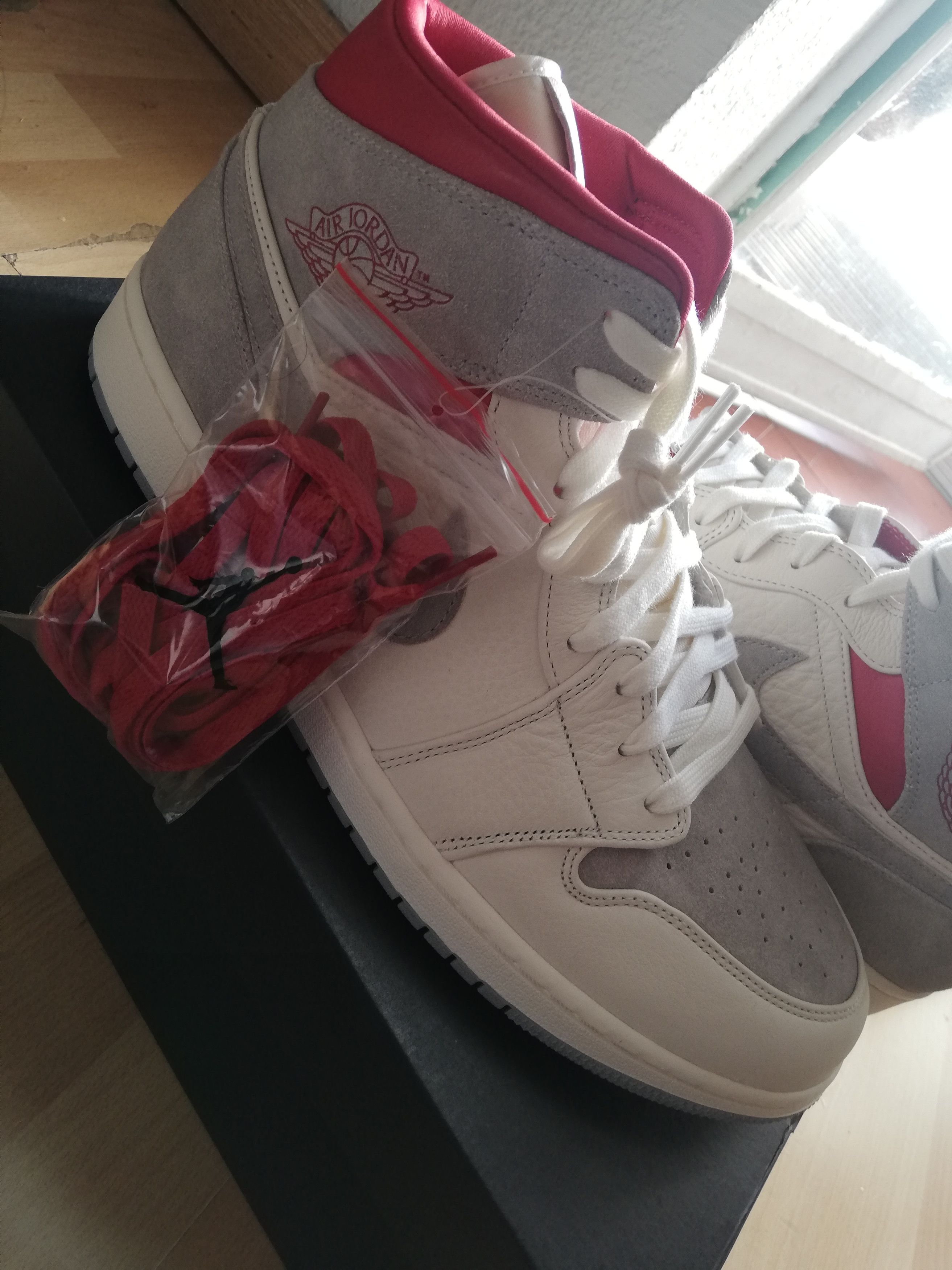 Sns jordan best sale 1 mid