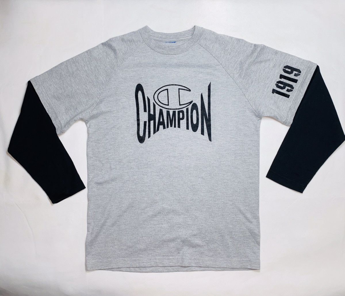 Champion × Vintage Champion Longsleeve Big Logo 1919 size M Vintage Japan off Size US M / EU 48-50 / 2 - 1 Thumbnail