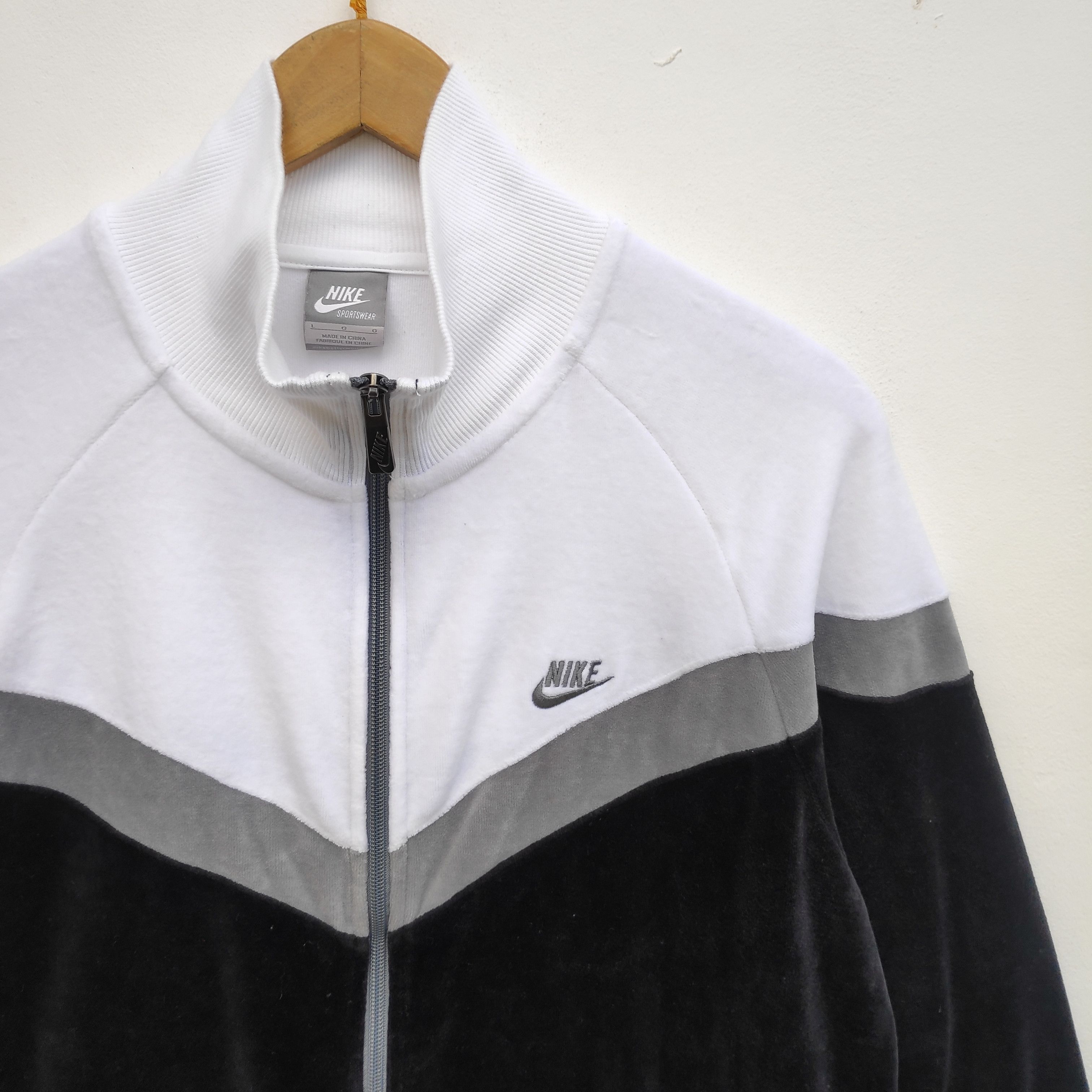 Nike Nike Velvet Sweater Medium Size Full Zip Black White Size US M / EU 48-50 / 2 - 4 Thumbnail