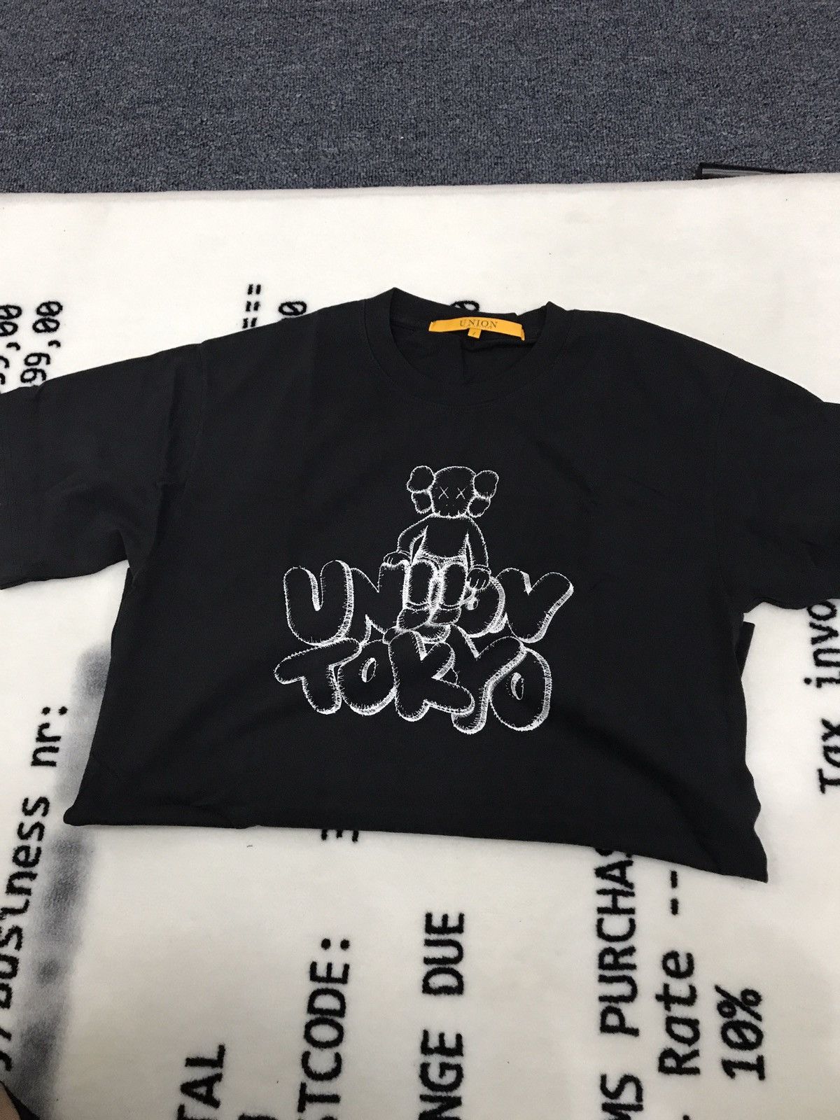 送料無料！希少 UNION Tokyo T-Shirt (KAWS) - Black / XL Amazon.com: KAWS, Men's Union Tokyo Kaws Graphic T-Shirt, XL