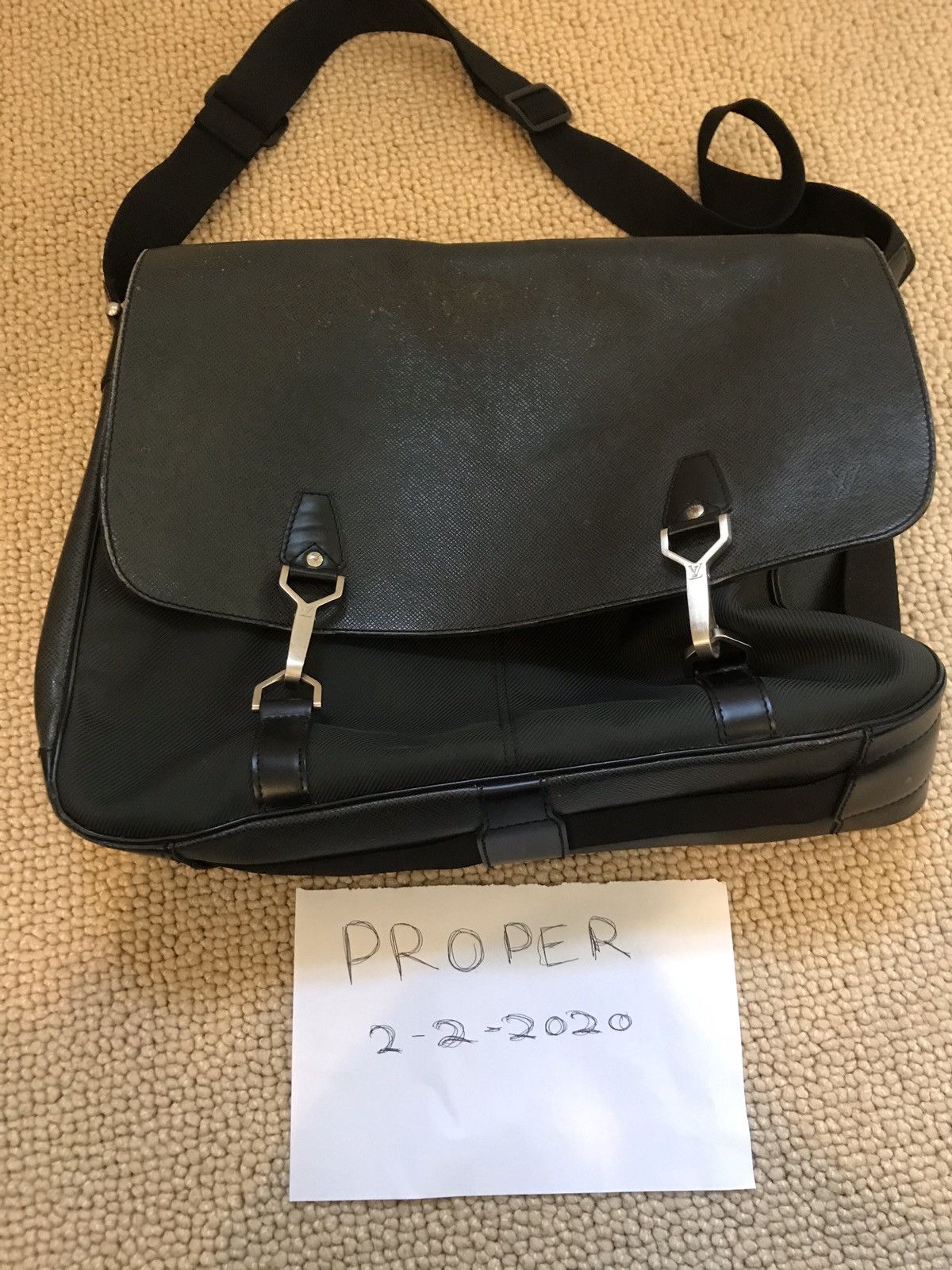 LOUIS VUITTON TAIGA LEATHER MESSENGER BAG BLACK