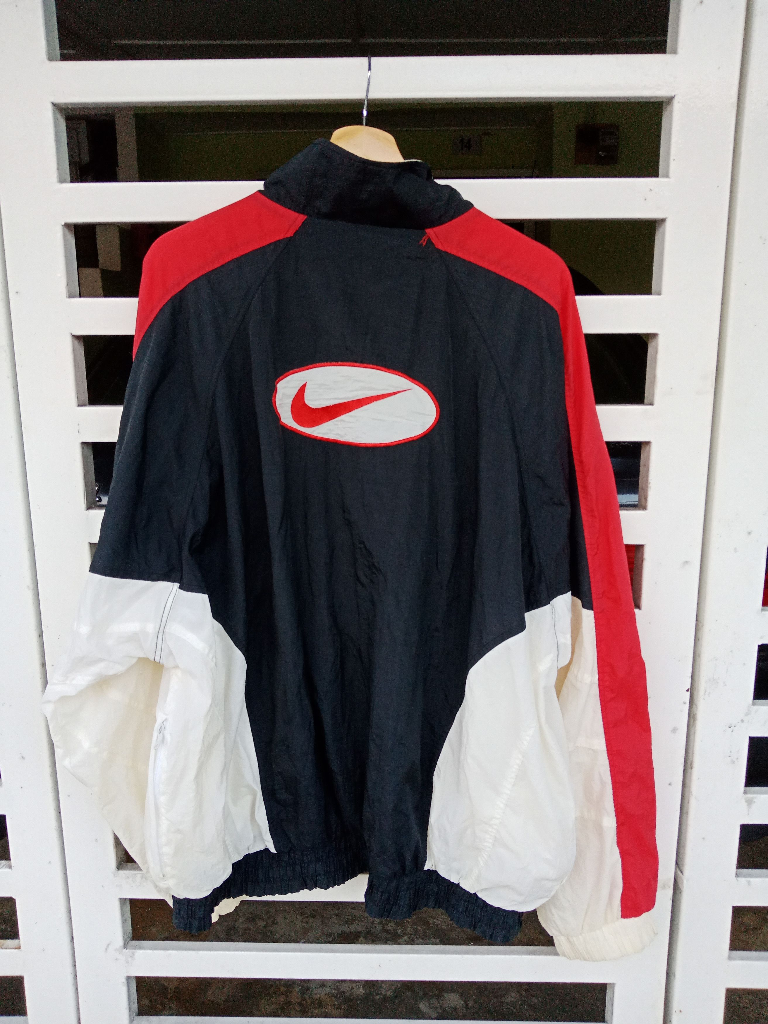 Nike Oversized Vintage Nike Swoosh 3 Tones Windbreaker Size US XL / EU 56 / 4 - 1 Thumbnail