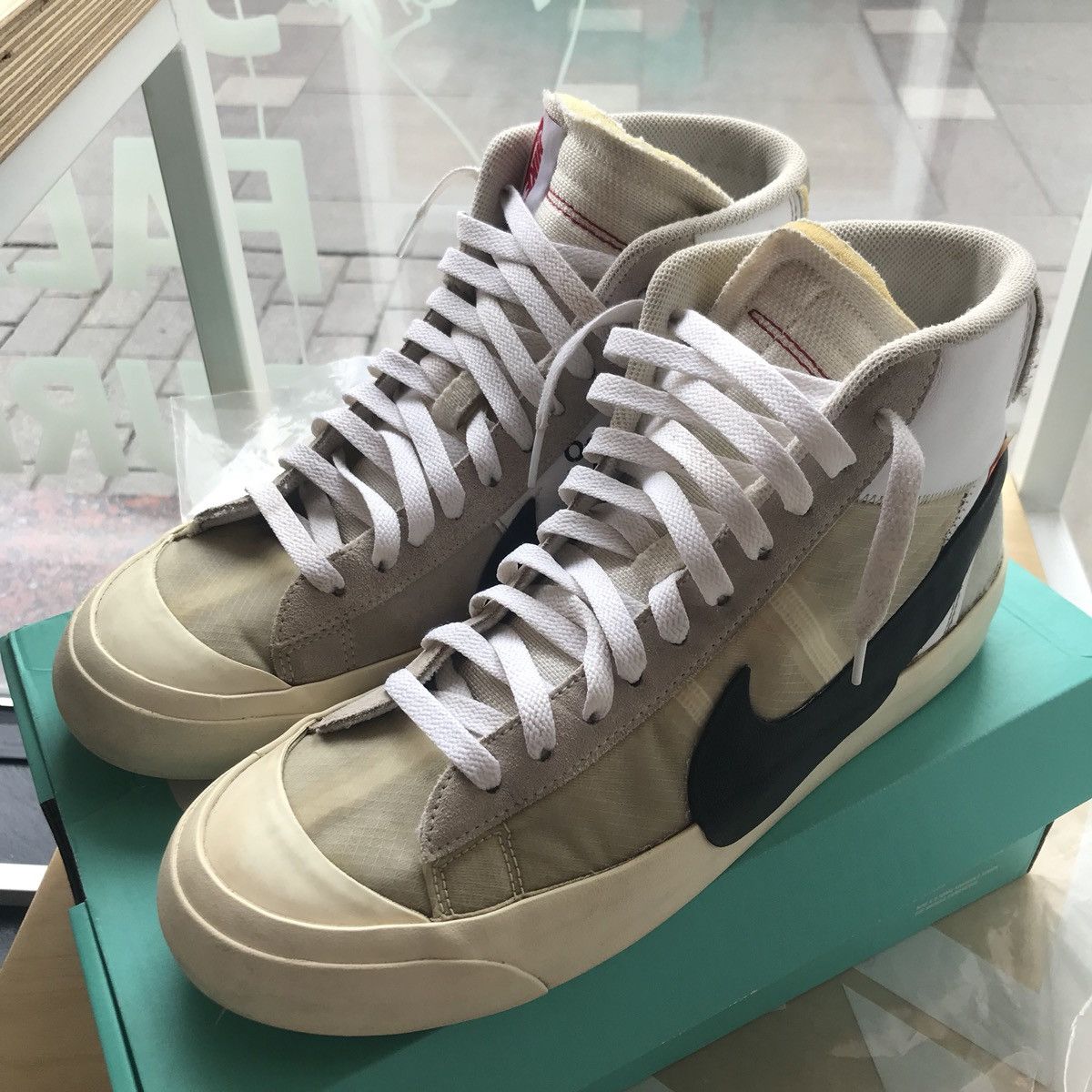 Nike × Off-White The Ten Blazer Mid by Virgil Abloh Ghost Size US 9.5 / EU 42-43 - 2 Thumbnail