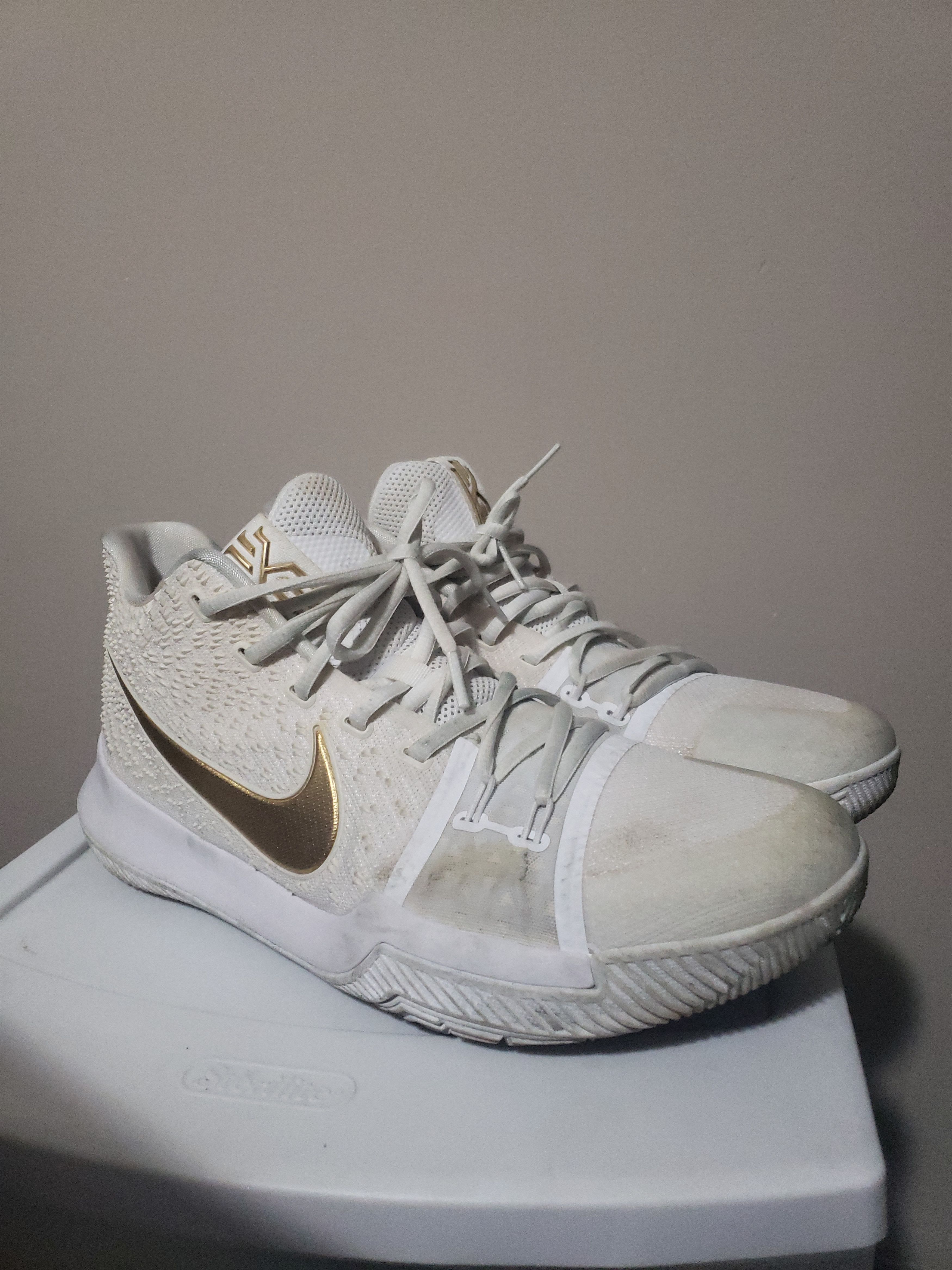 Kyrie 3 finals outlet gold