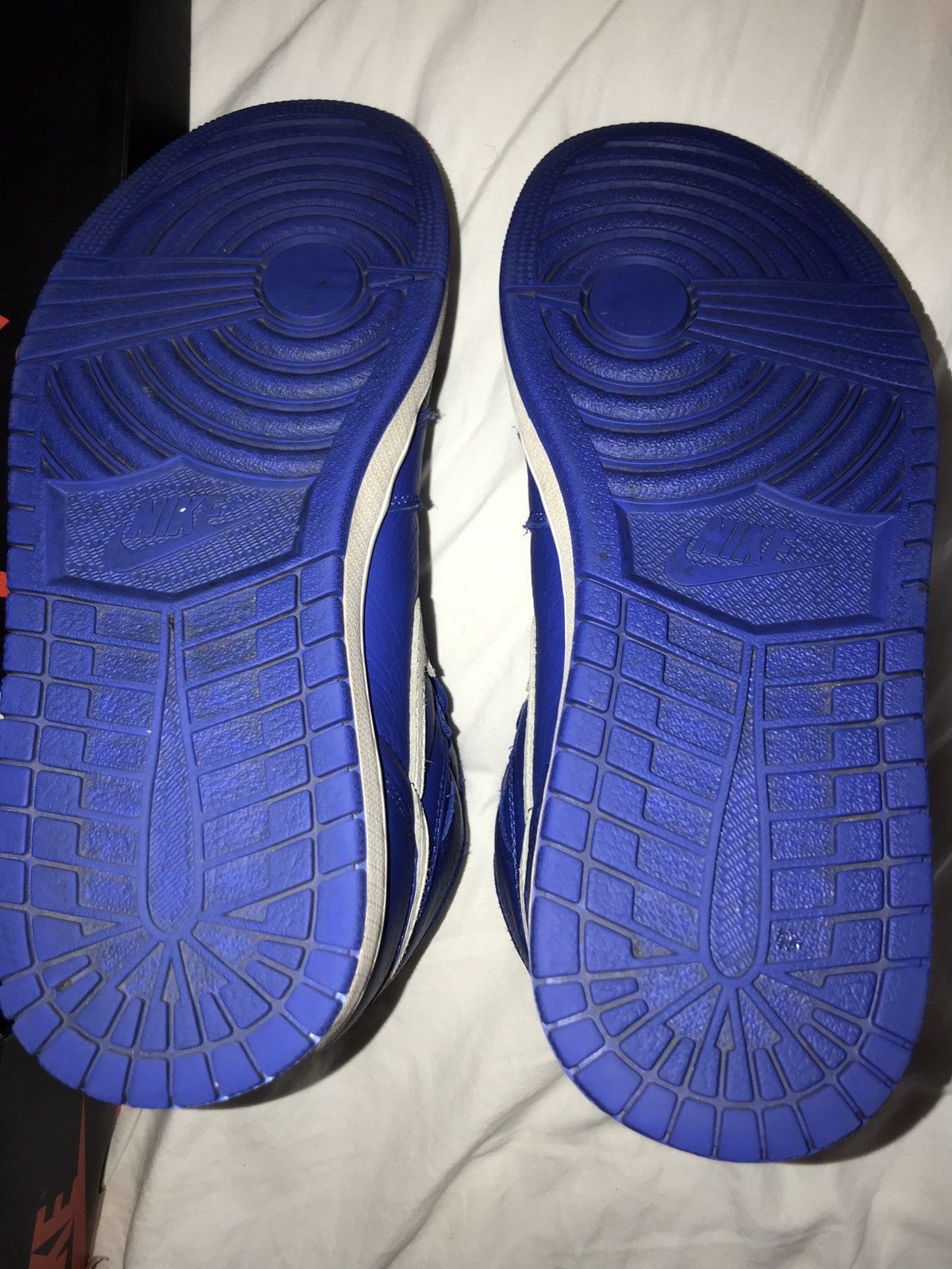Jordan Brand Air Jordan 1 Retro High OG Hyper Royal 2018 Size US 8.5 / EU 41-42 - 7 Thumbnail