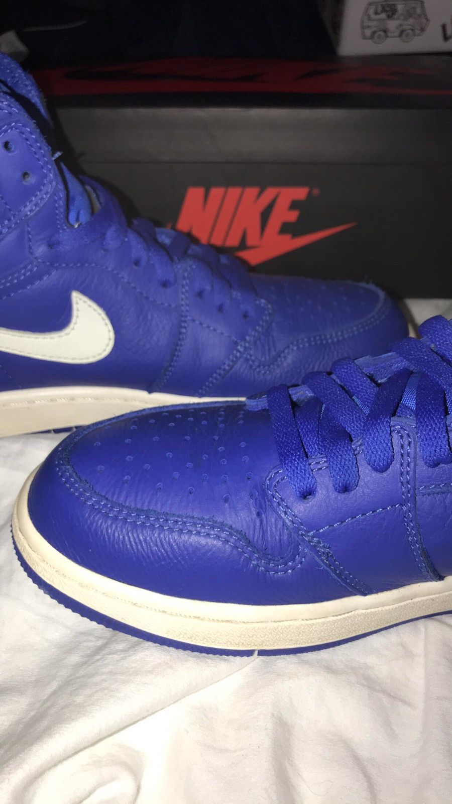Jordan Brand Air Jordan 1 Retro High OG Hyper Royal 2018 Size US 8.5 / EU 41-42 - 3 Thumbnail