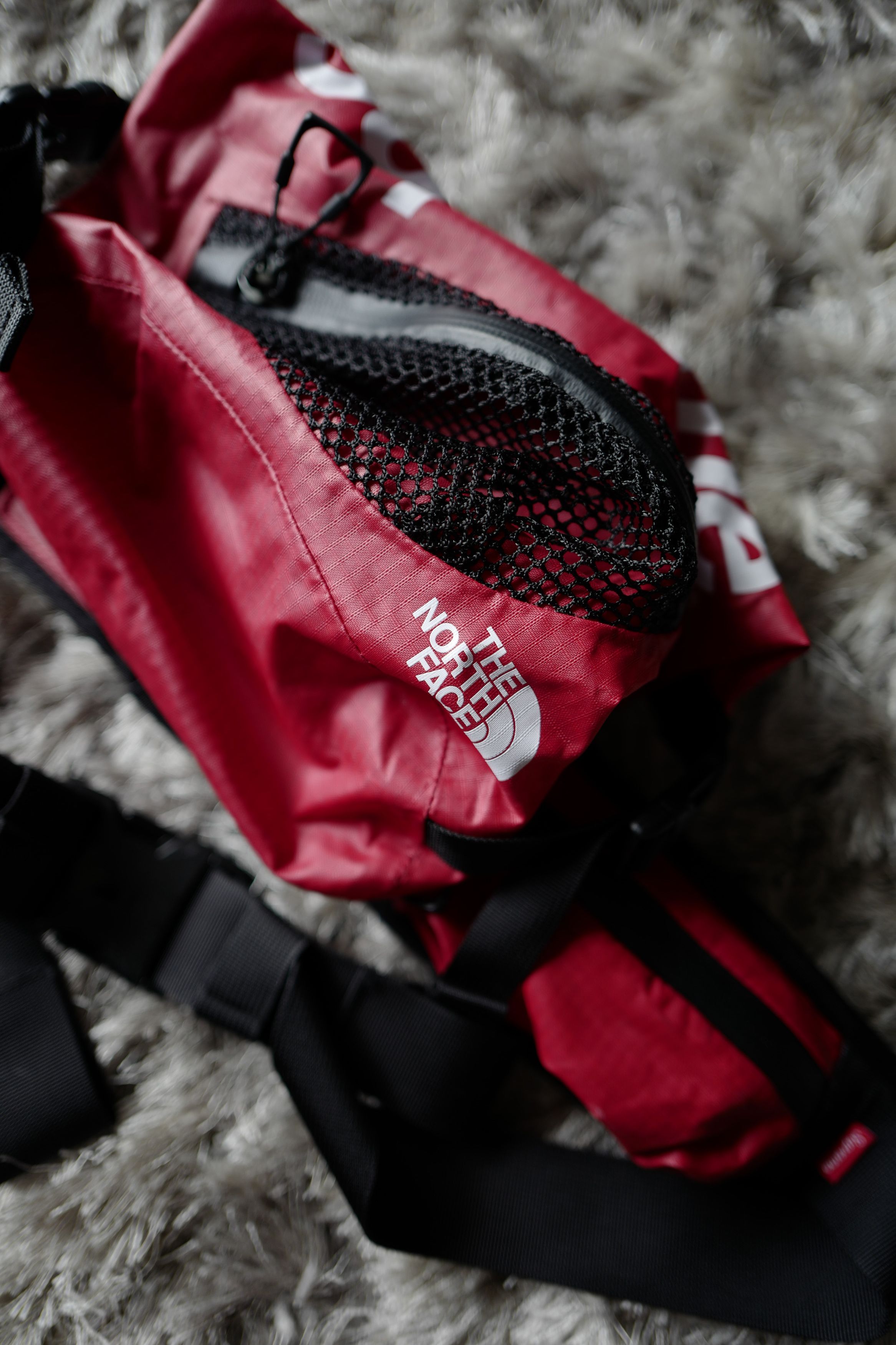 Supreme × The North Face S/S 2017 TNF Waterproof Waist Bag (Red) Size ONE SIZE - 3 Thumbnail
