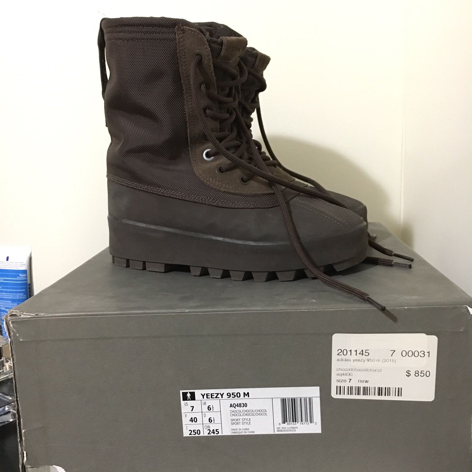 Adidas yeezy 950 boost chocolate outlet 40