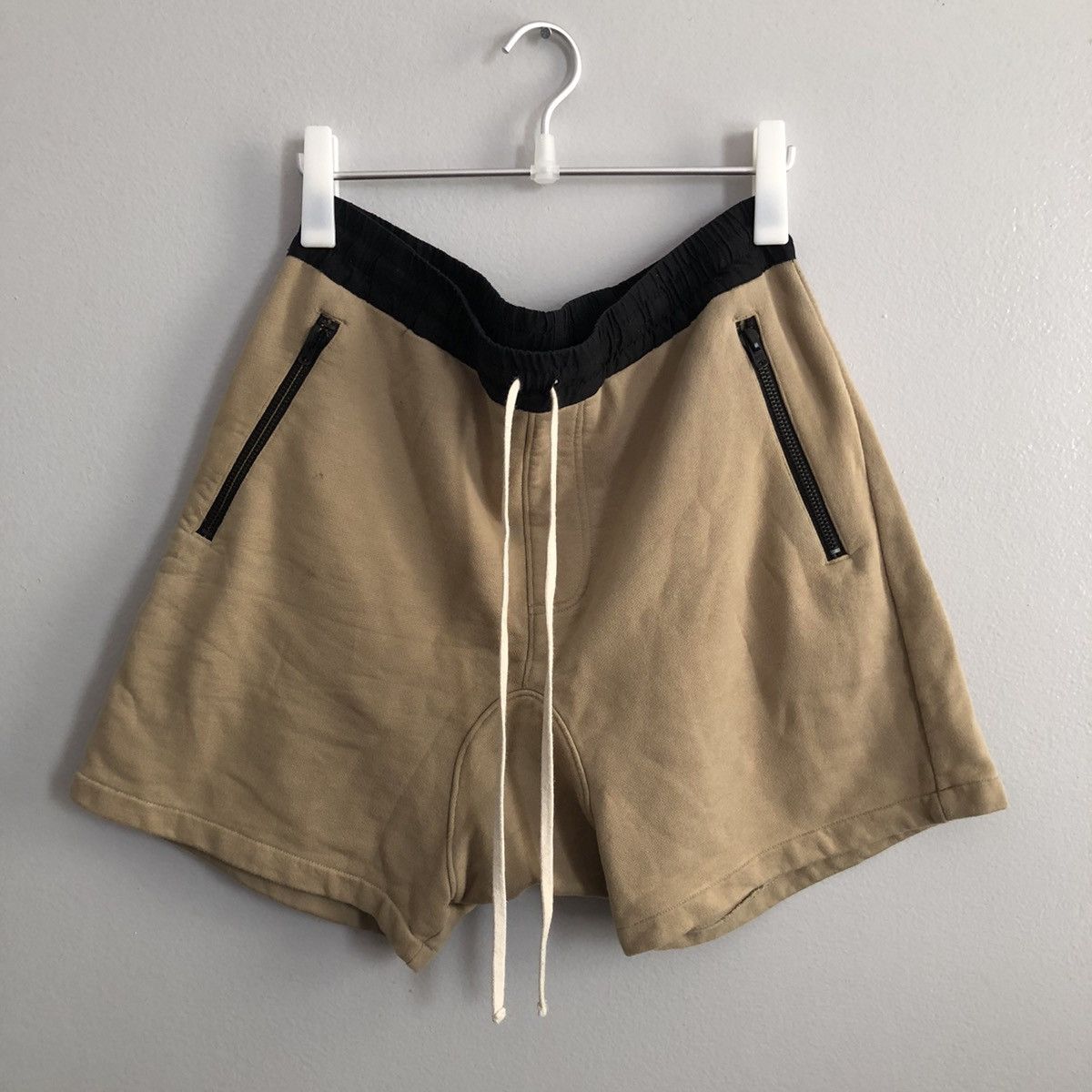 Fear of God Fear Of God Essentials Shorts Chinchilla Size US 34 / EU 50 - 1 Thumbnail