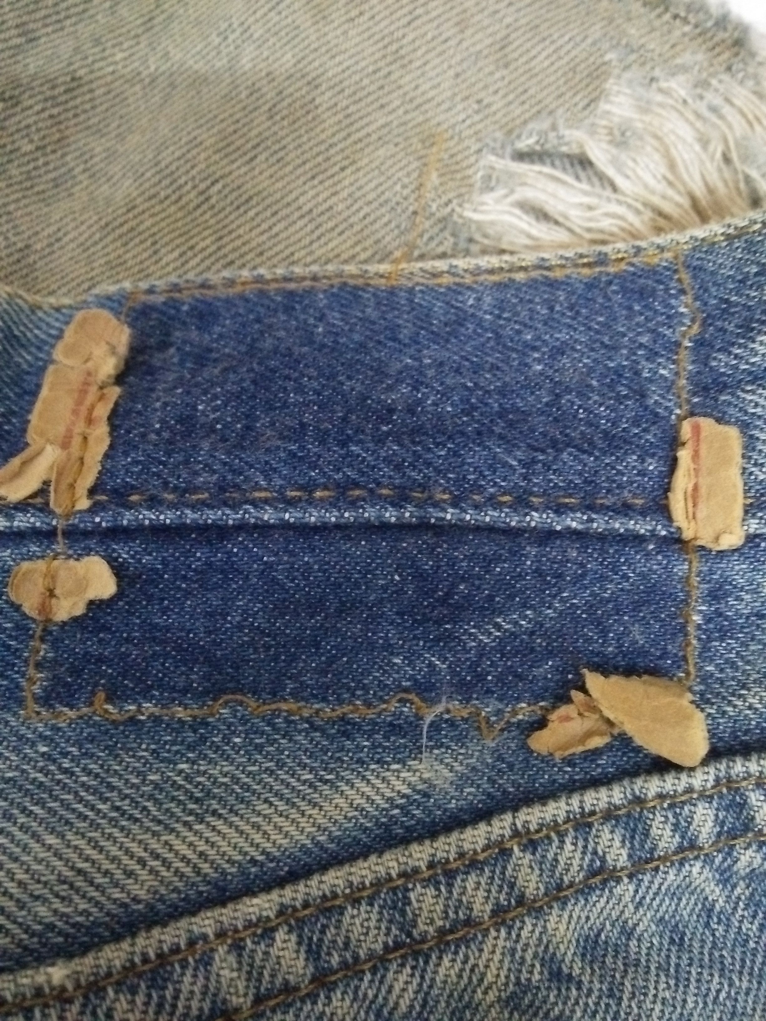 Levi's 80s LEVIS 501 DENIM SELVEDGE MADE USA BUTTON #524 (A904) Size US 35 - 9 Thumbnail