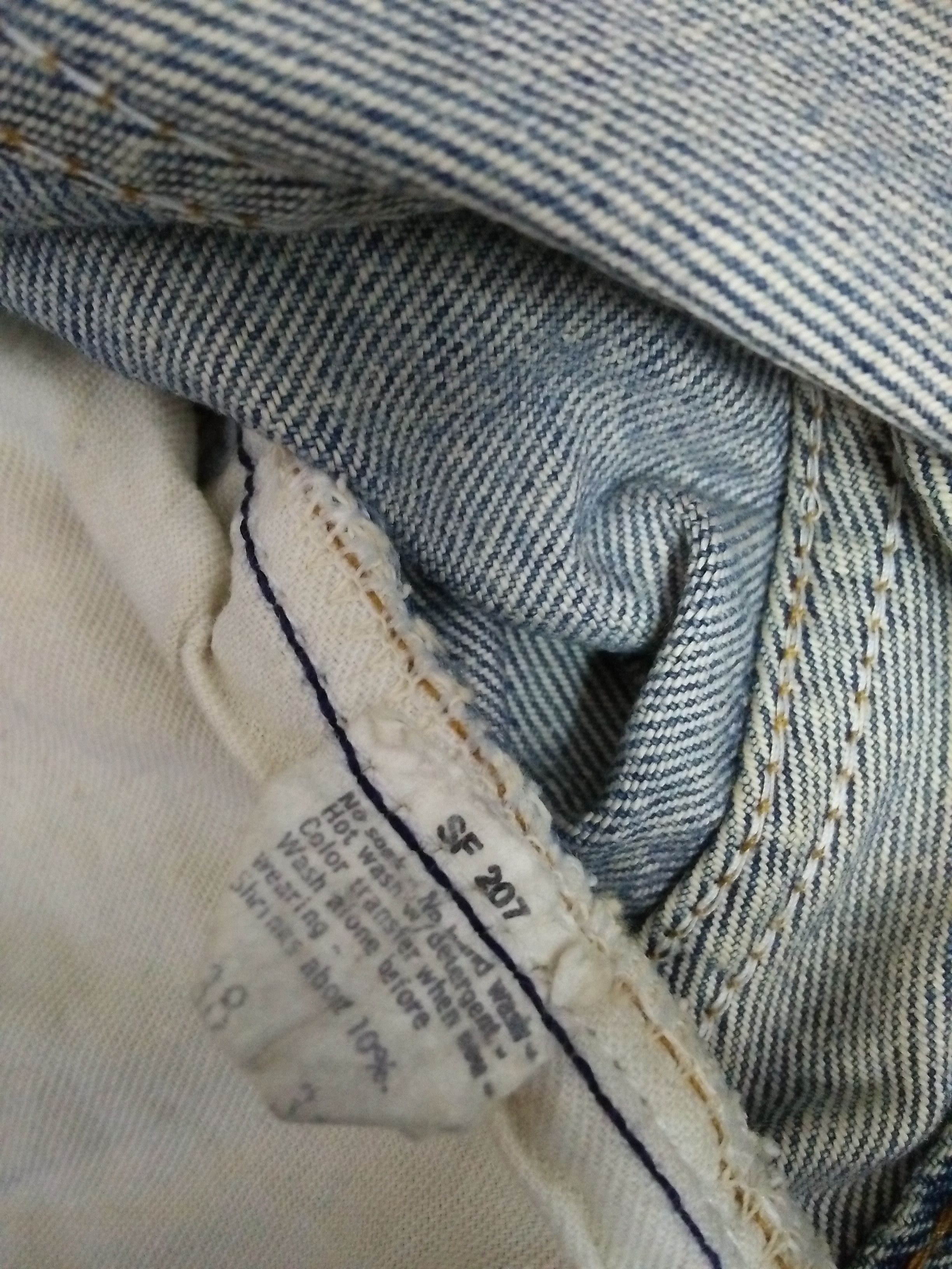 Levi's 80s LEVIS 501 DENIM SELVEDGE MADE USA BUTTON #524 (A904) Size US 35 - 7 Thumbnail