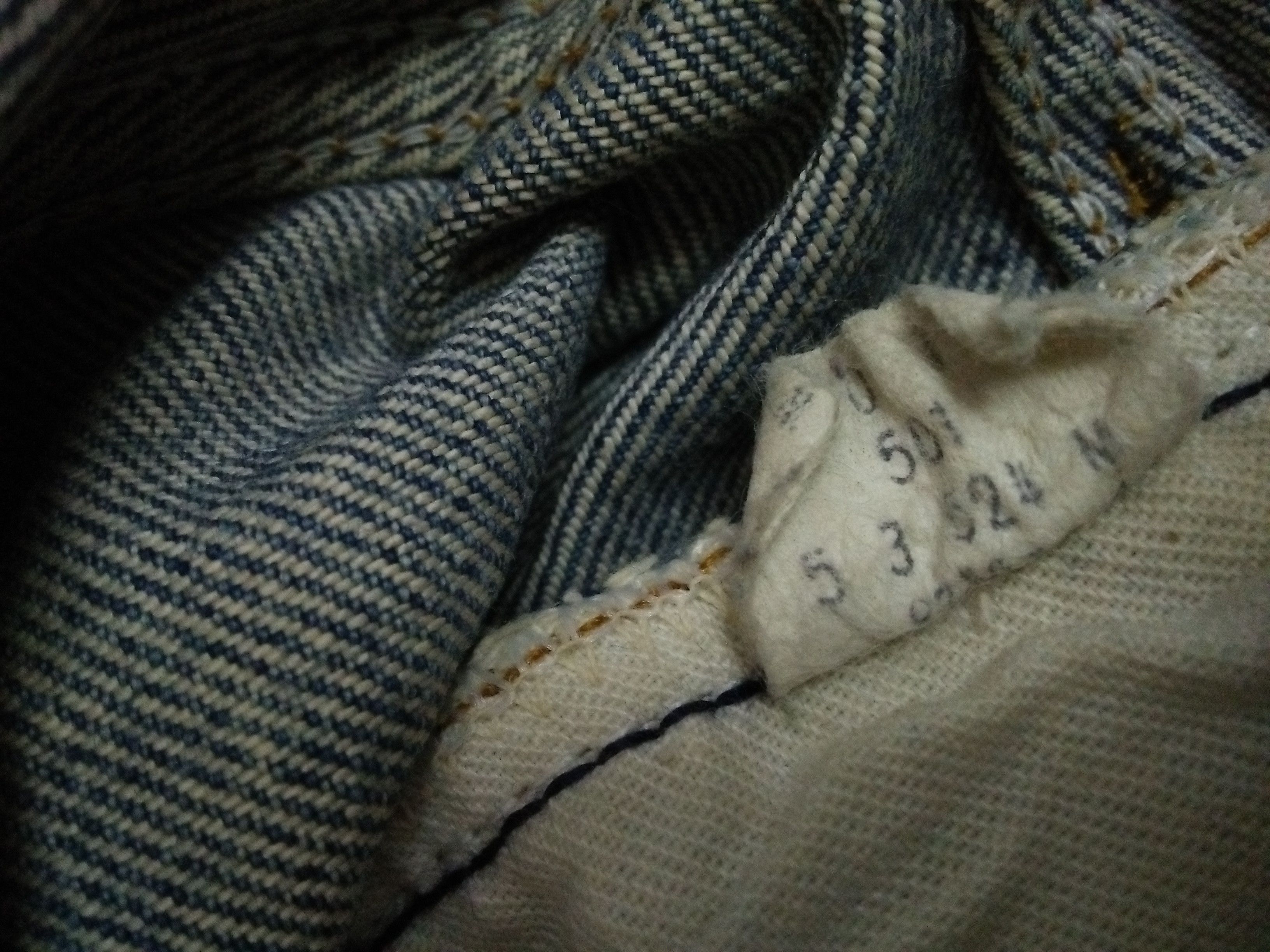 Levi's 80s LEVIS 501 DENIM SELVEDGE MADE USA BUTTON #524 (A904) Size US 35 - 6 Thumbnail